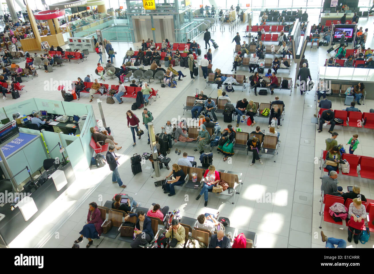 Flughafen London Heathrow Wartebereich an einem Terminal in London, Großbritannien Stockfoto