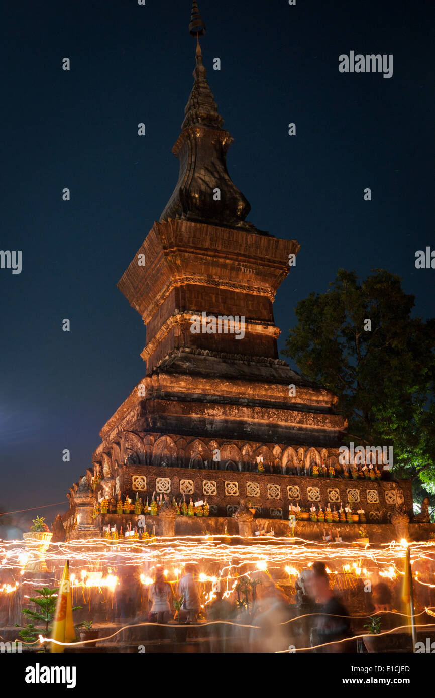 Bürgerinnen und Bürger zu verehren und marschieren mit Kerzen und Laternen um buddhistische Stupa während der Yi Peng Festival in Luang Prabang, Laos. Stockfoto