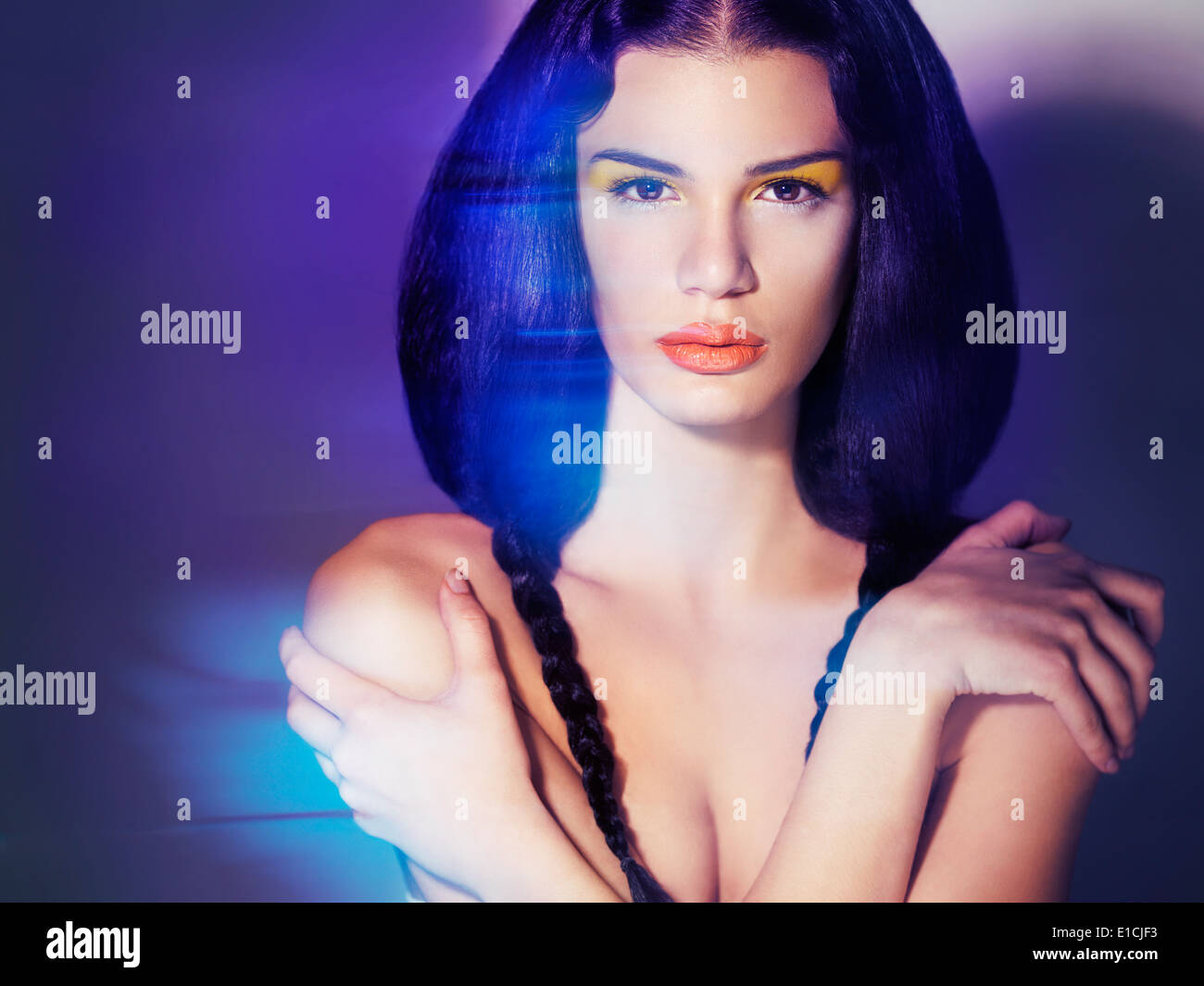 Führerschein und Fingerabdrücke auf MaximImages.com - künstlerisches, mysteriöses Schönheitsporträt einer jungen, wunderschönen Frau mit blauem Bewegungsunschärfe Stockfoto
