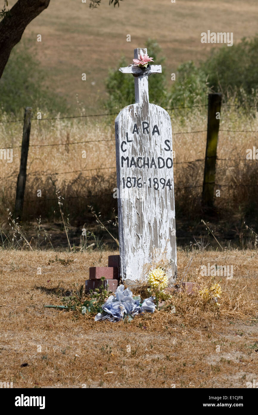 Altes Grab Marker auf einem Friedhof in San Juan Bautista, Kalifornien, das liest, "Clara S. Machado 1876 - 1894". Stockfoto