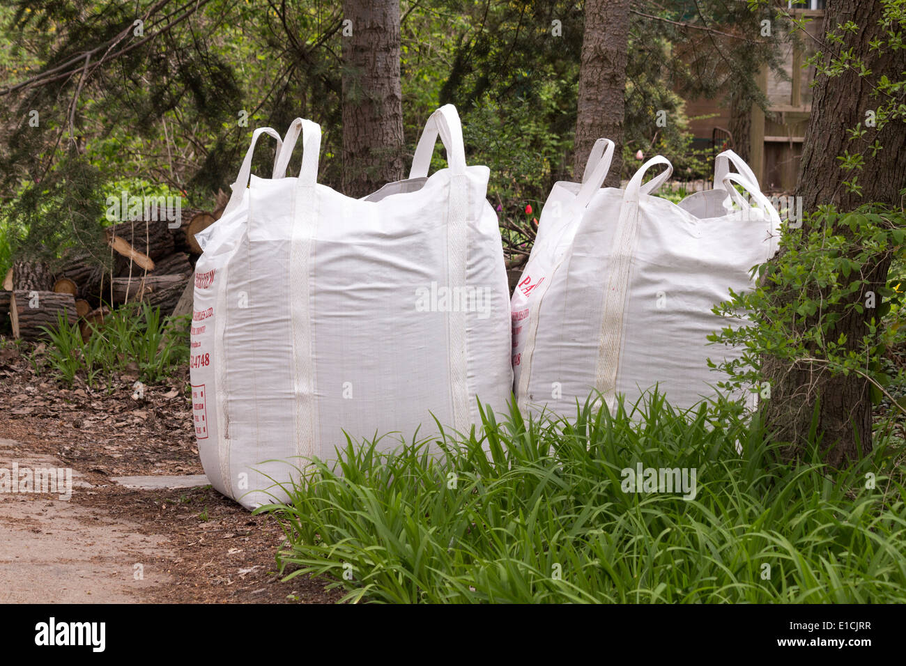 Zwei extrem große Taschen von Kompost Stockfoto