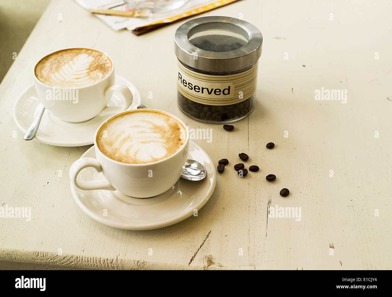 zwei Tassen Kaffee auf einen Tisch gelegt Stockfoto