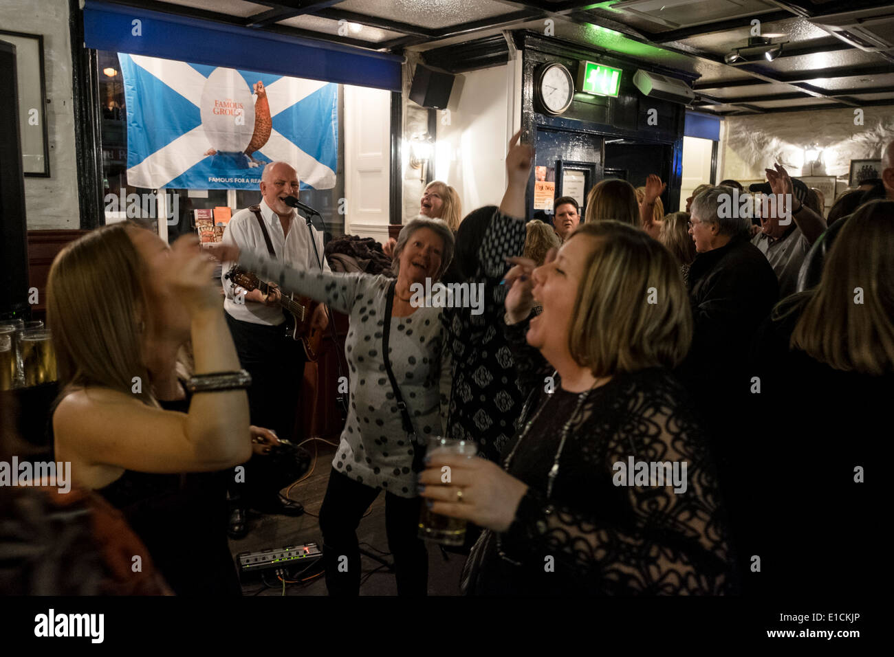 Nachtleben in schottischen Pub in Edinburgh, Schottland Stockfoto
