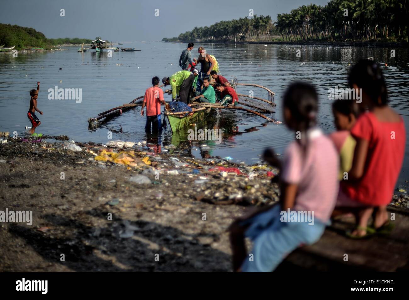 Paranaque, Philippinen. 31. Mai 2014. Ein Fischerboot dockt am verschmutztes Ufer des kleinen Fischmarkt in Paranaque, südlich von Manila, Philippinen, 31. Mai 2014. Kleine Fischer des Landes drücken die lokale Regierung auf die abbauende Zustand der Küstenressourcen durch mangelhafte Wartung und Klimawandel und das Fehlen von Gesetzen Ausbeutung verhindern und Überfischung. : Bildnachweis Ezra Acayan/NurPhoto: Ezra Acayan/NurPhoto/ZUMAPRESS.com/Alamy Live-Nachrichten Stockfoto