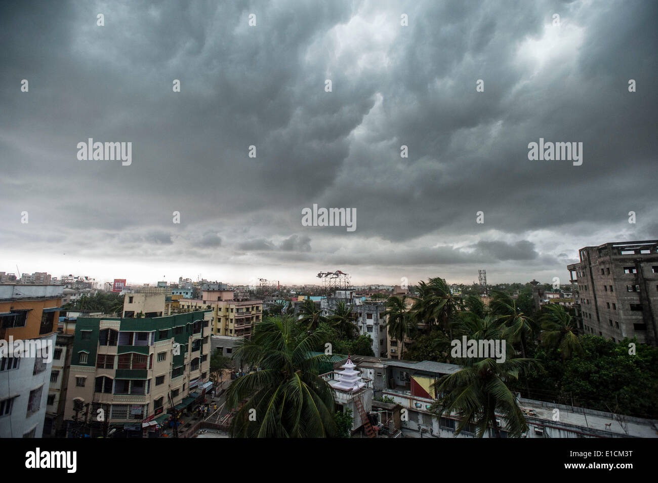 Kalkutta, Indien. 31. Mai 2014. Wolken über den Himmel von Kalkutta, Ostindien, am 31. Mai 2014. Der Südwest-Monsun, entscheidend für die Wirtschaft des Landes Landwirtschaft basiert, wird voraussichtlich der ersten Juniwoche, im Süden von Indien Küste getroffen die indische meteorologische Abteilung sagte. © Tumpa Mondal/Xinhua/Alamy Live-Nachrichten Stockfoto