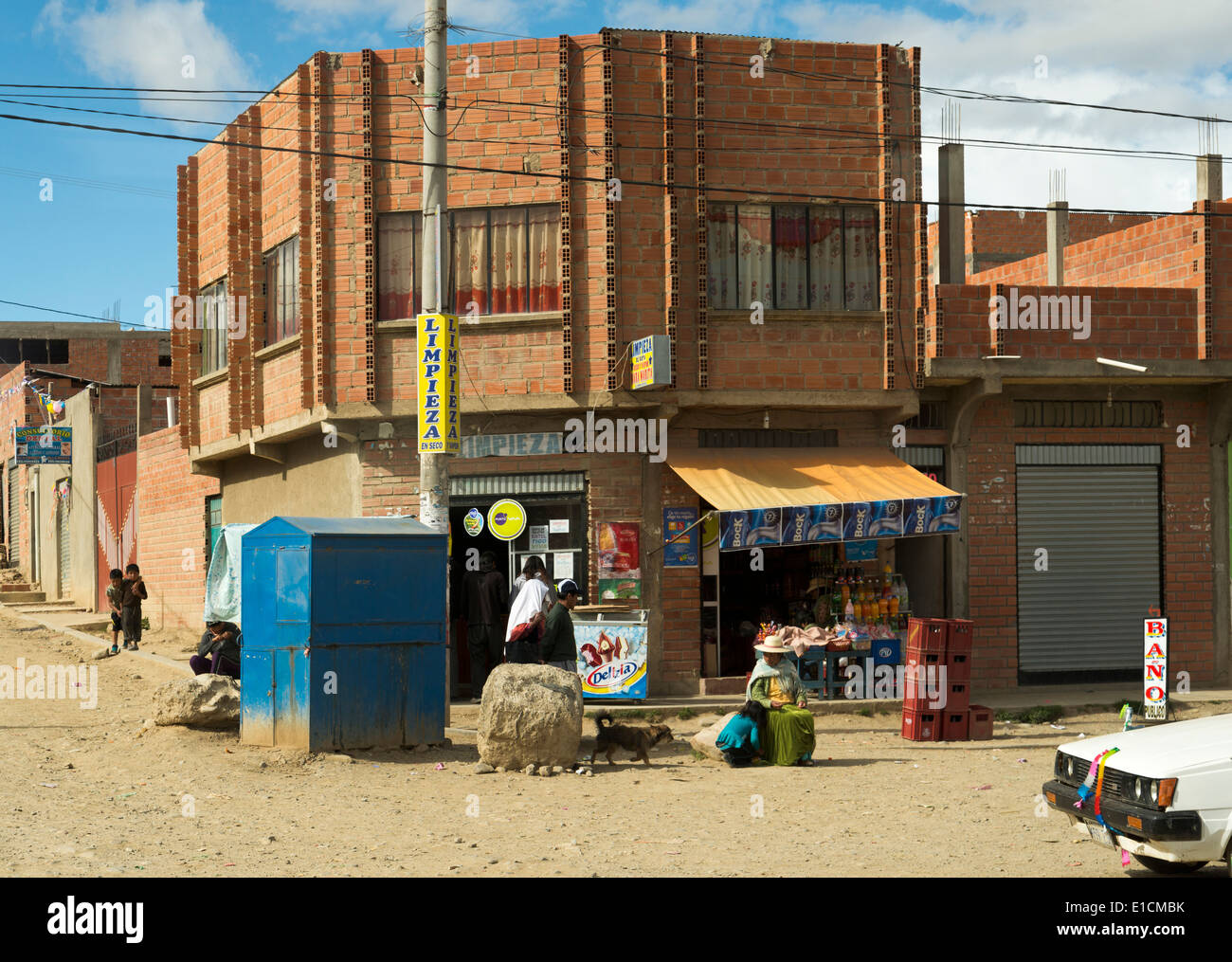 Shop und Wohnung auf der Straße zwischen La Paz und den Titicacasee, Bolivien. El Alto Stadt. Stockfoto