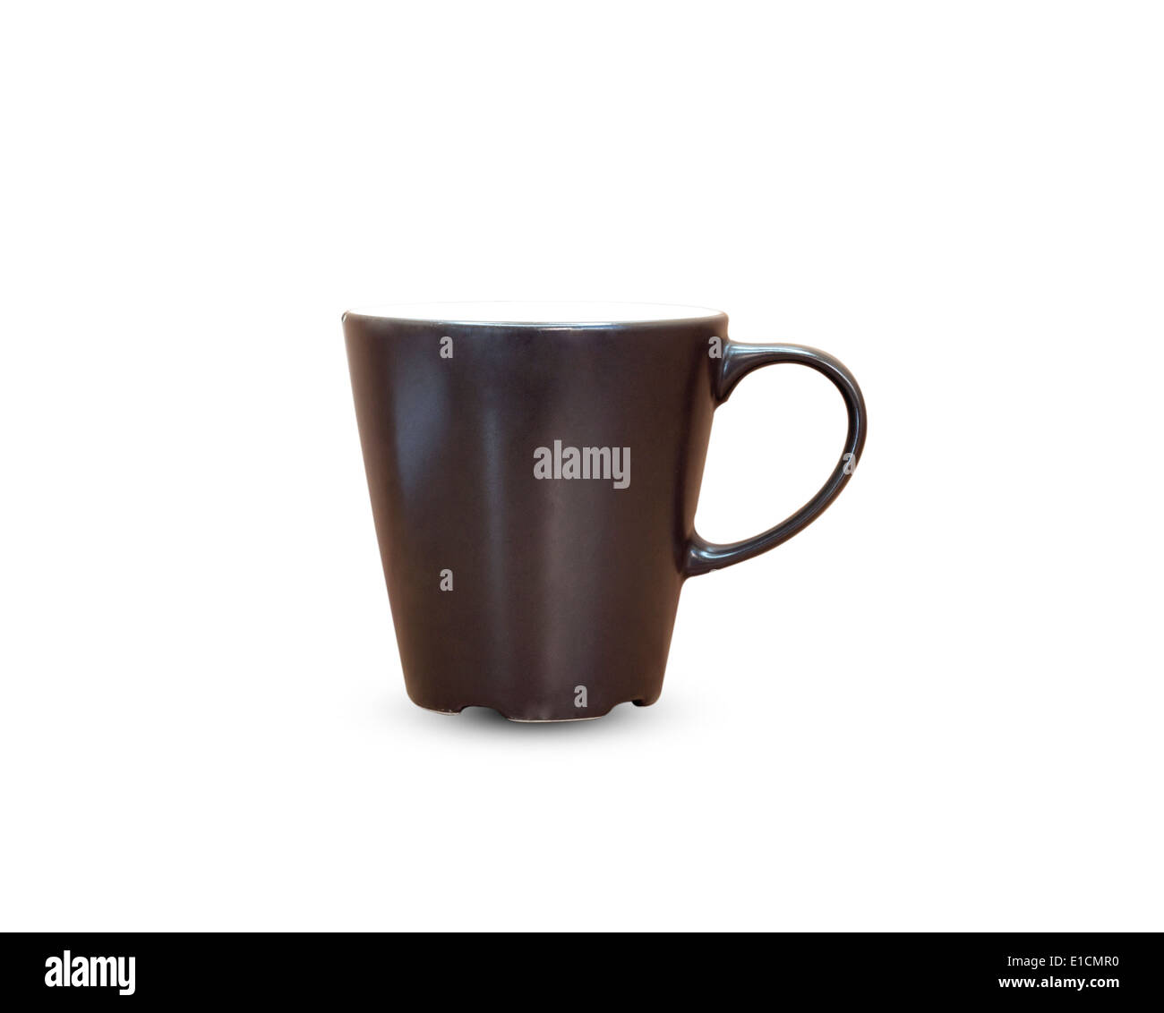 Detail-Bild von einem glänzend schwarzen Kaffeebecher isoliert auf weißem Hintergrund. Stockfoto