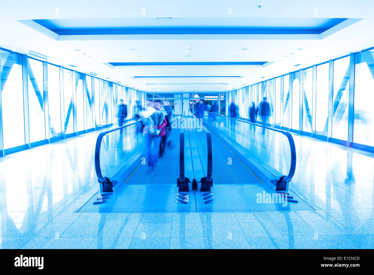 horizontale Rolltreppe und bewegt Menschen in Innenräumen Stockfoto