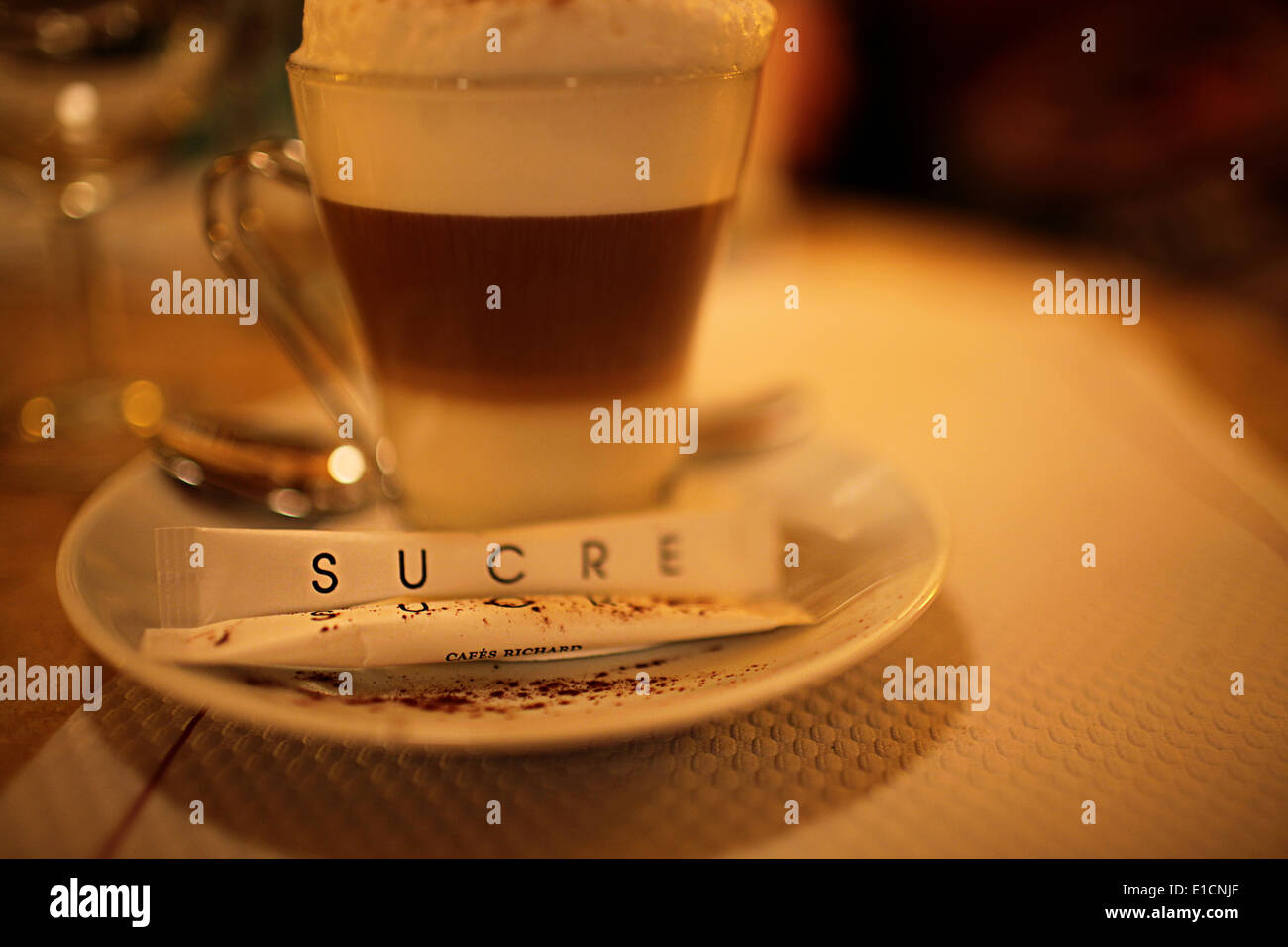 Ein Tütchen (Sucre) Zucker und eine Tasse heiße Schokolade mit Sahne in einem Paris restaurant Stockfoto