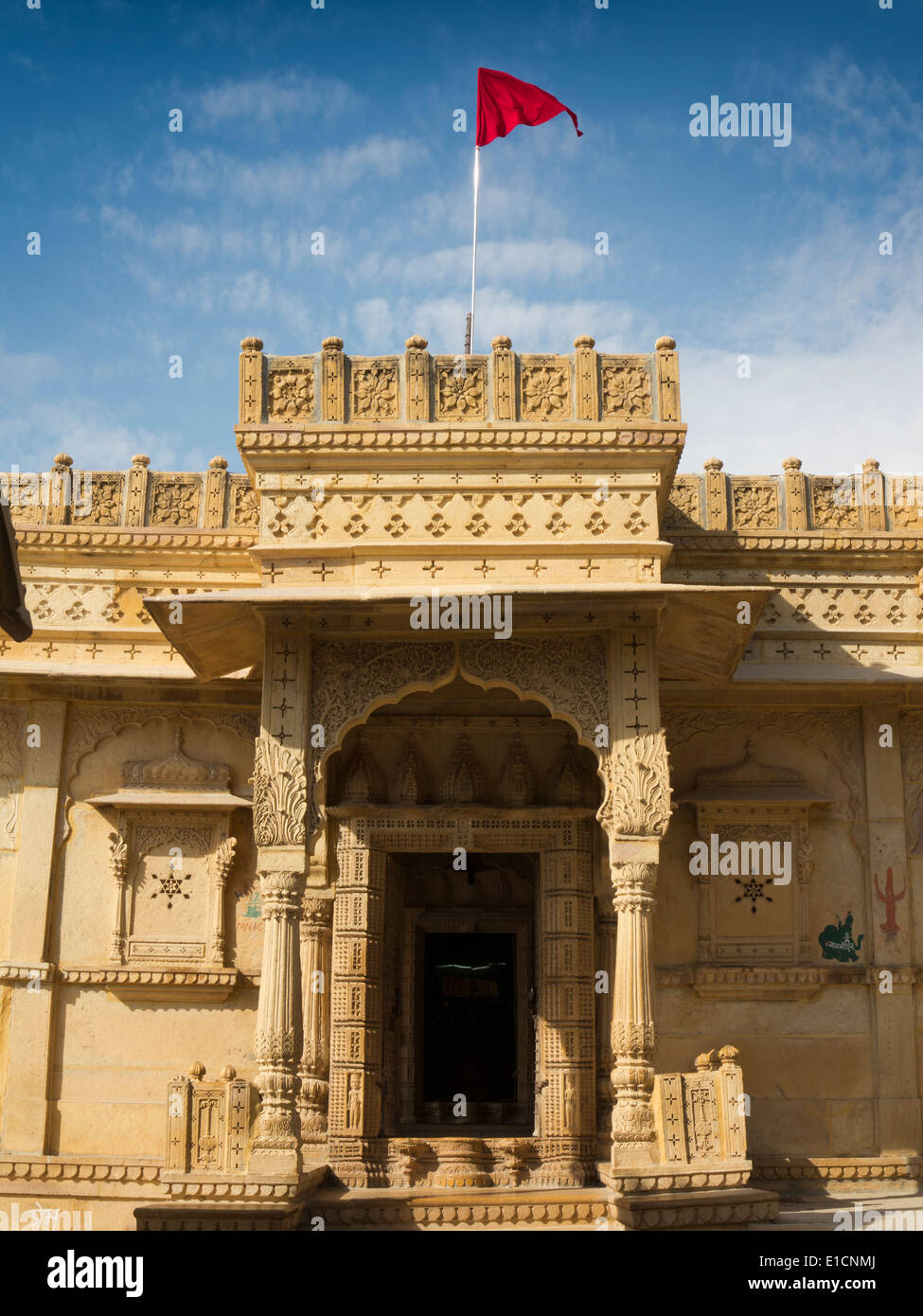 Indien, Rajasthan, Jaisalmer, Gadi Sagar See Shiva-Tempel mit Symbolc roten Flagge über Tür Stockfoto