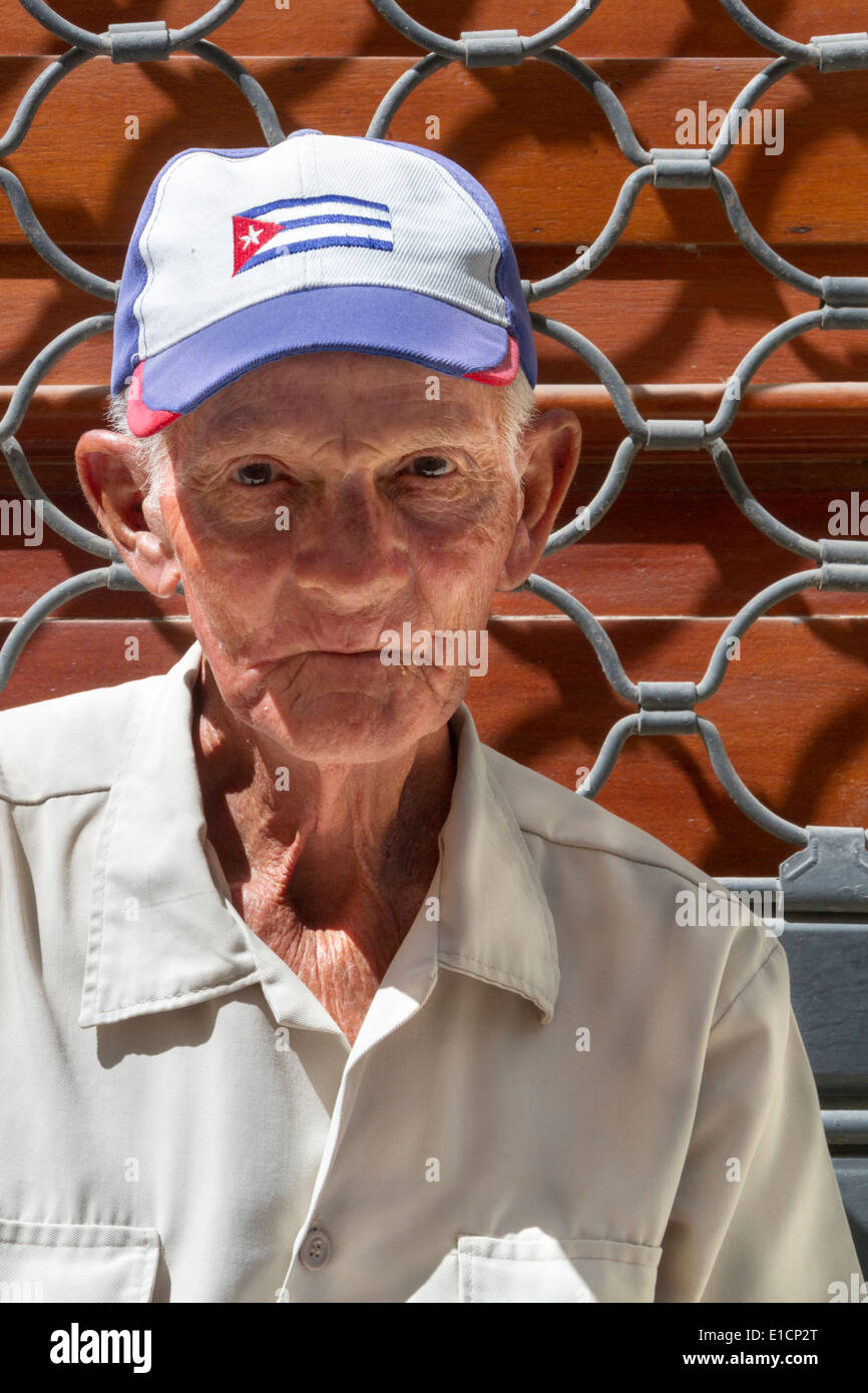 Portrait von alten kubanischen Mann mit kubanischen Flagge Cap in Havanna, Kuba Stockfoto