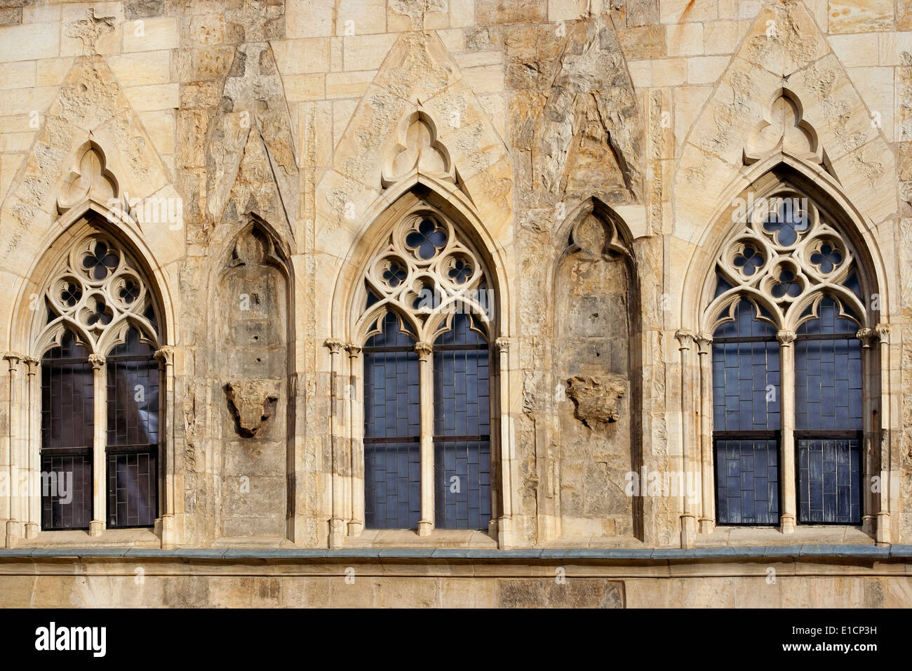 Gotische Fenster. Haus zur steinernen Glocke auf dem Altstädter Ring in Prag. Stockfoto