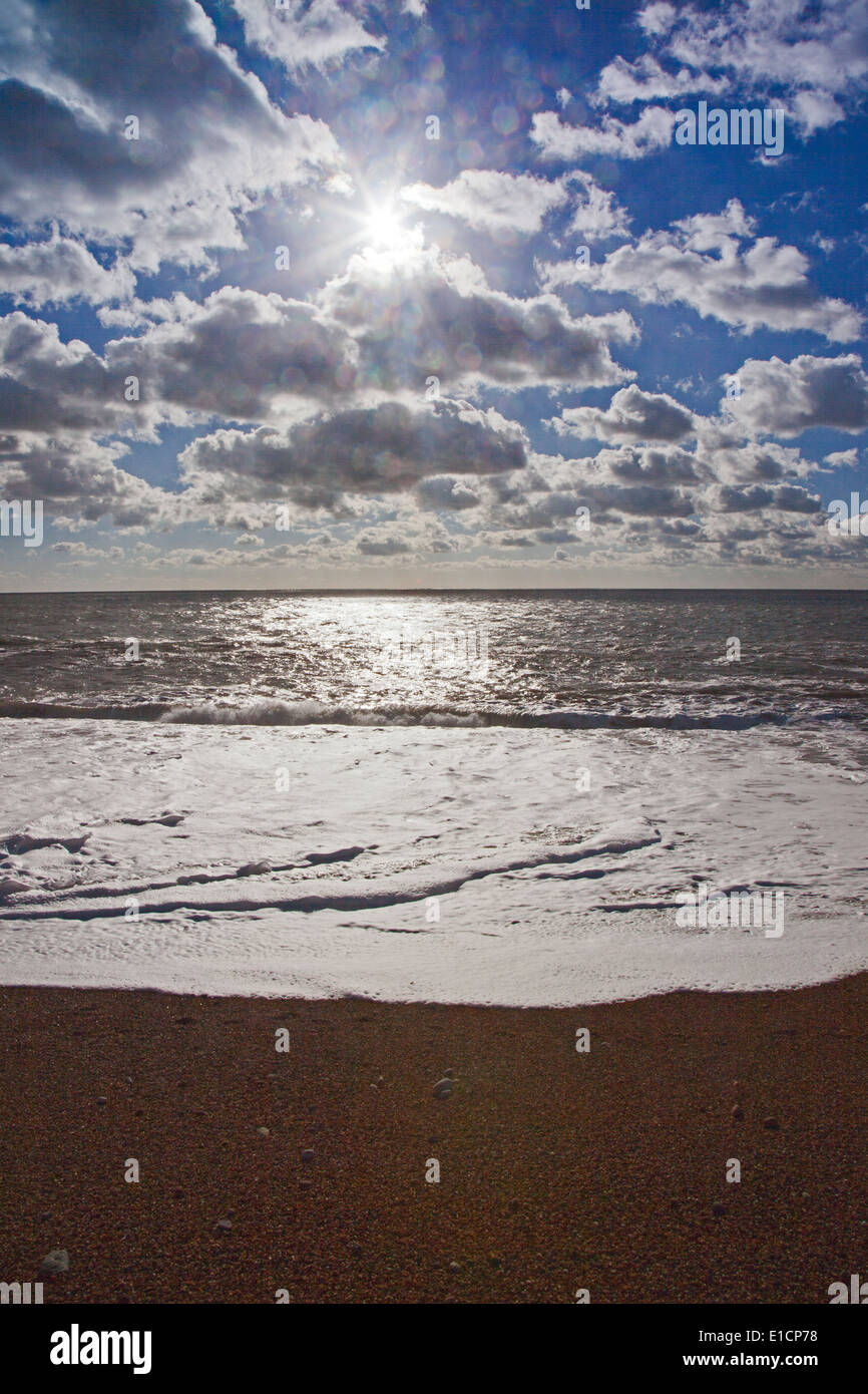 Sonne und Wolken am Strand von Burton Bradstock auf der Jurassic Coast in Dorset, England, UK Stockfoto