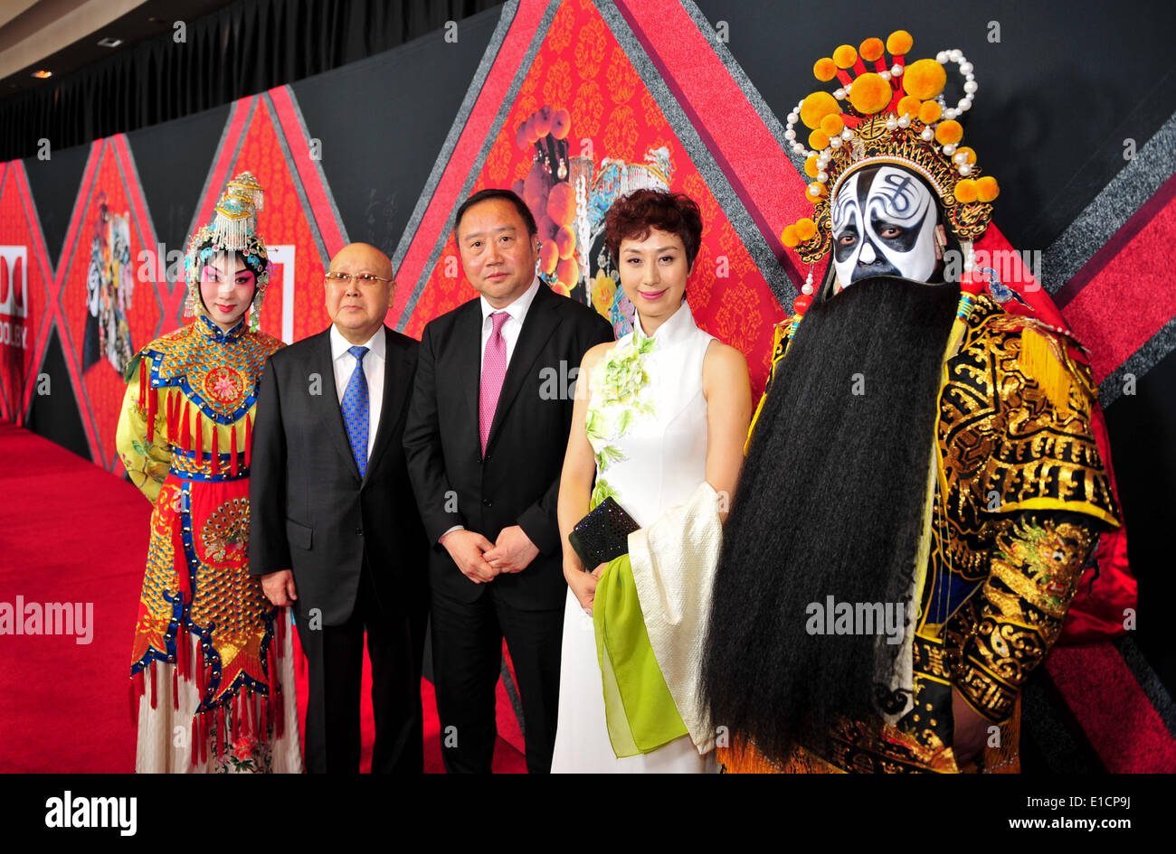 Los Angeles, USA. 30. Mai 2014. Beijing Oper Künstler Shang Changrong (2., L) und Schauspielerin Shi Yihong (2. R) posieren für Fotos vor der Premiere von "Farewell My Concubine: die Peking-Oper" im Dolby Theater in Hollywood, USA, 30. Mai 2014. Der erste chinesische Film mit native 3D Technologie um zu erfassen die Kunst der Peking-Oper, "Farewell My Concubine: die Peking-Oper" debütierte im Dolby Theater in Hollywood hier Freitag. © Zhang Chaoqun/Xinhua/Alamy Live-Nachrichten Stockfoto