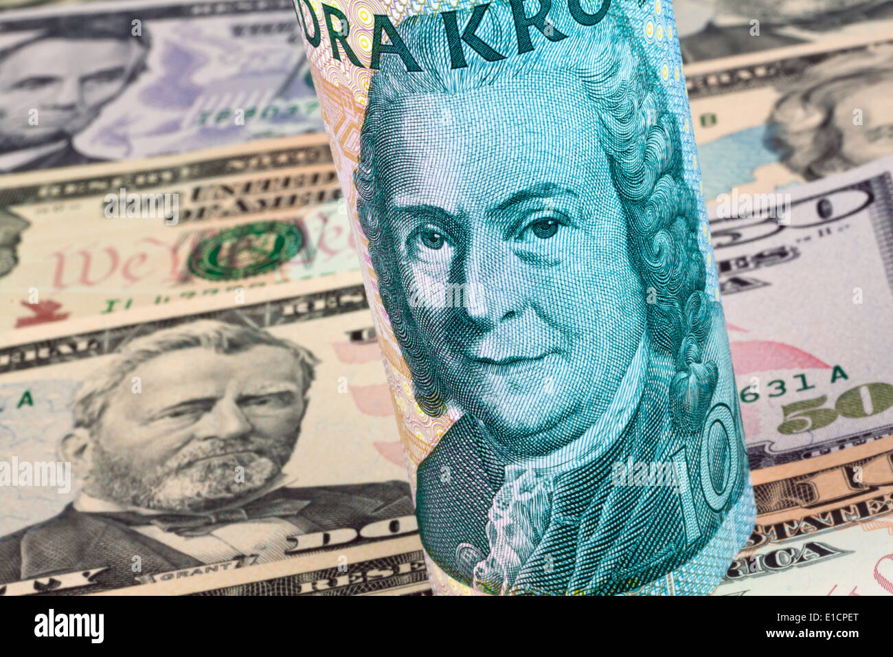 Schwedische Krone, die Währung von Schweden. Amerikanische Dollarnoten. Stockfoto