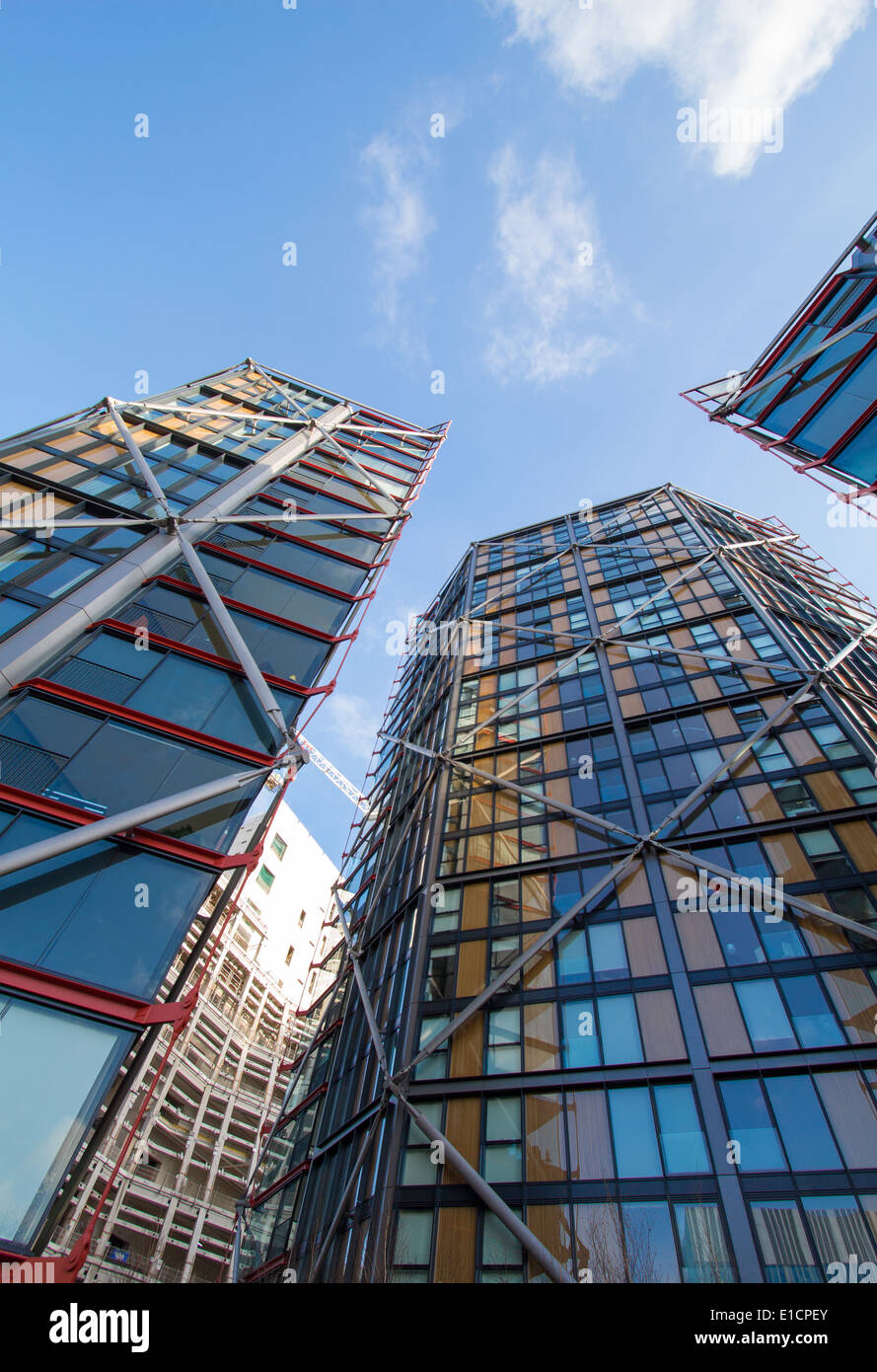 Bild von Neo Bankside auf der South Bank in London zeigt drei Mehrfamilienhäuser mit einem Kamerawinkel auf der Suche nach oben Stockfoto