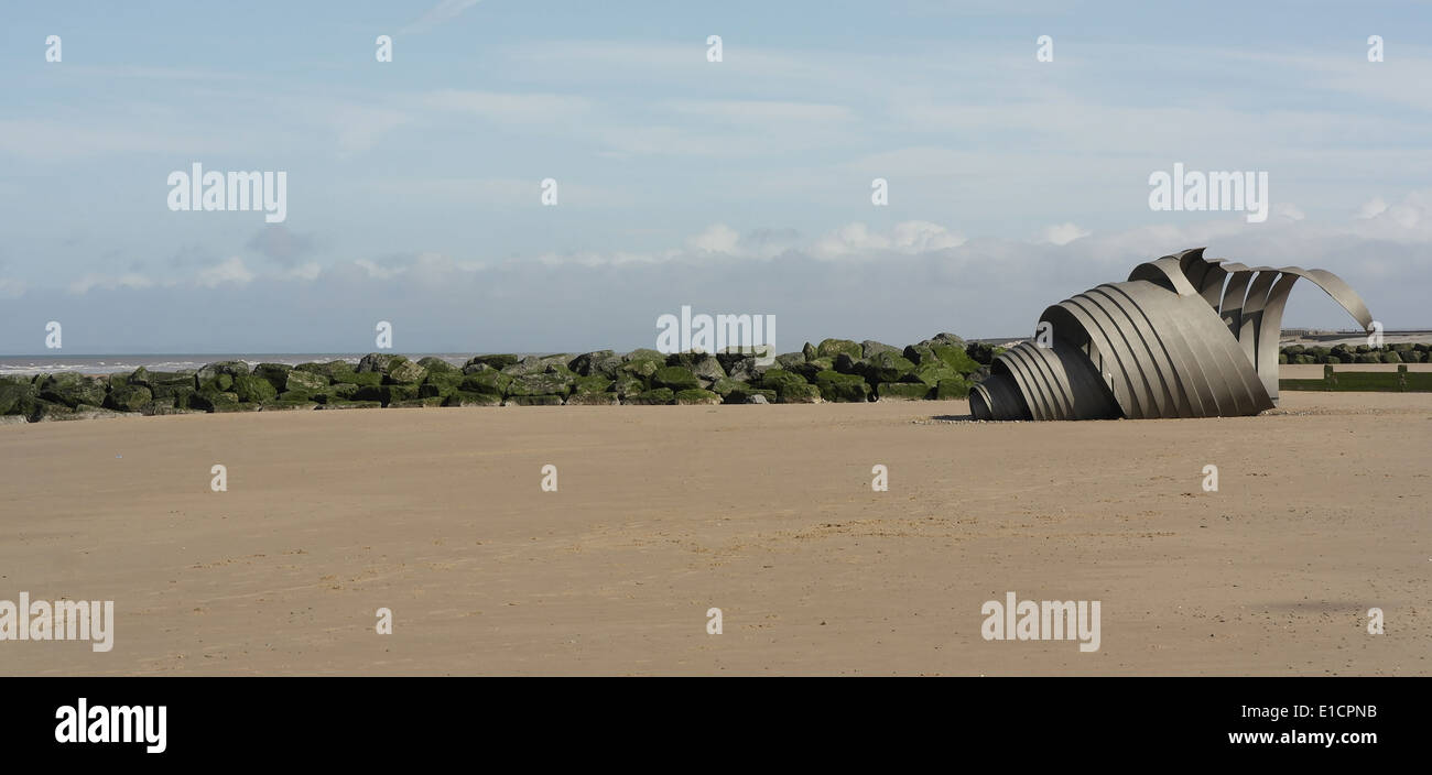 Blauer Himmelsblick, Blick nach Norden, Marias Schale Skulptur am breiten Sandstrand von Boulder Buhne, Cleveleys, Fylde Küste, UK Stockfoto