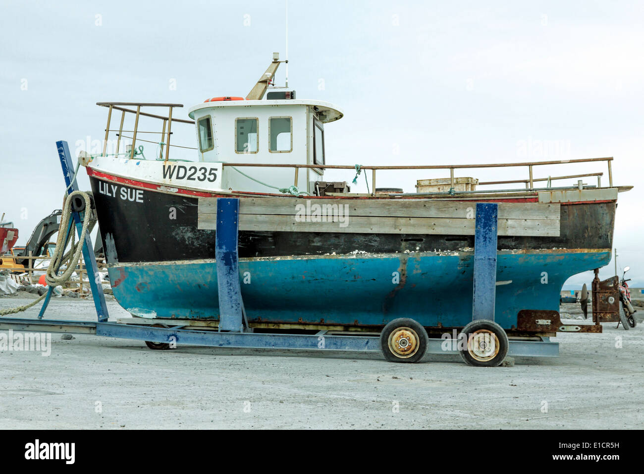 Fischerboot auf dem Ufer von Inis Oirr oder Inisheer, die kleinste der drei Aran-Inseln, West Irland. Stockfoto