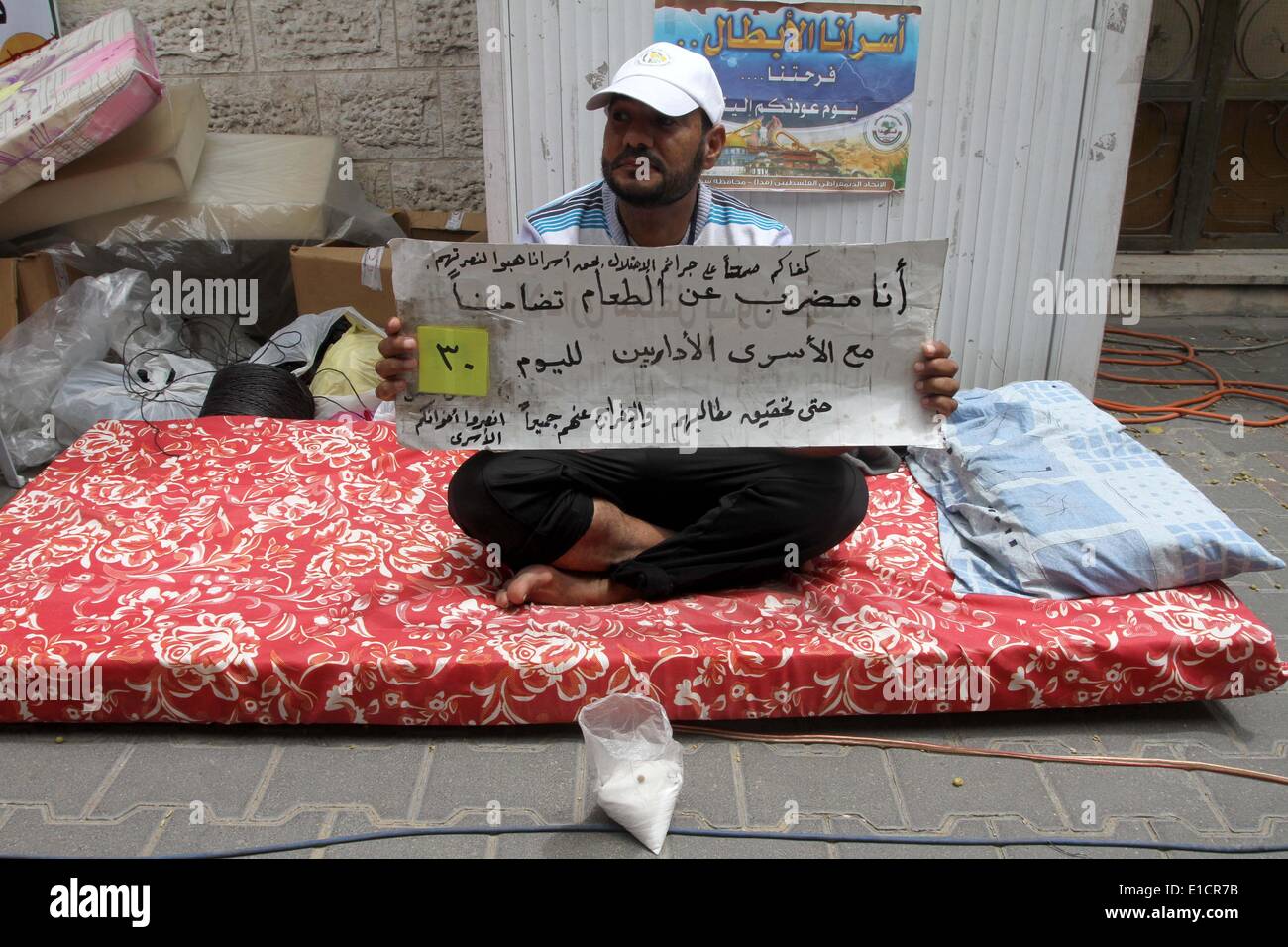 Gaza-Stadt, Gazastreifen, Palästinensische Gebiete. 31. Mai 2014. Ein palästinensischer Mann im Hungerstreik bleibt bei einem Zelt vor dem roten Kreuz Büro in Gaza-Stadt, zur Solidarität mit den palästinensischen Gefangenen, am 31. Mai 2014. Es war ungefähr 120 Palästinenser eingesperrt ohne Gerichtsverfahren in Israel auf eine offene Hungerstreik und nur Salzaufnahme, Trinkwasser, in den letzten 30 Tagen fordern ein Ende der sogenannten "Administrativhaft Credit: Mohammed Asad/APA Images/ZUMAPRESS.com/Alamy Live News Stockfoto
