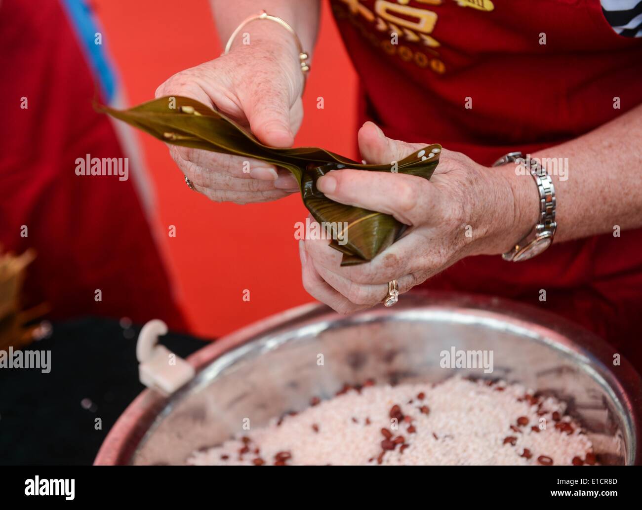 Jiaxing, Zhejiang Provinz. 31. Mai 2014. Ein Ausländer macht Mytisches