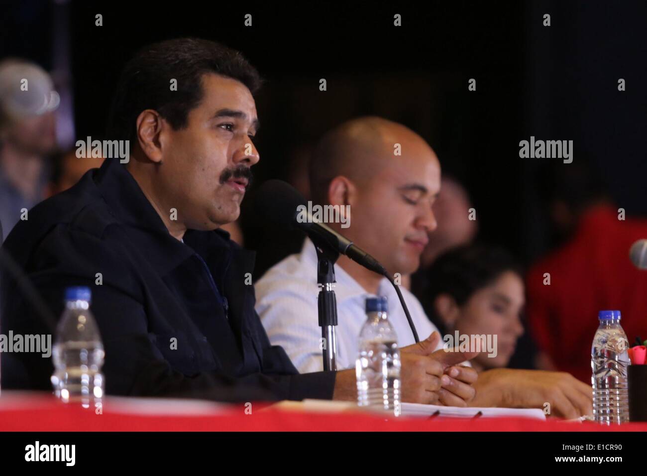 Caracas, Venezuela. 30. Mai 2014. Venezuelas Präsident Nicolas Maduro (L), besucht eine nationale Begegnung der Missionare an Venezuelas Militär Akademie Theater in Caracas, Venezuela, am 30. Mai 2014. Während des Treffens versichert Maduro, dass durch die Regierung Programme, bekannt als "Sozialen Missionen", die Bürokratie-Regelung und den bürgerlichen Staat gebrochen werden. © Presidential Press/AVN/Xinhua/Alamy Live-Nachrichten Stockfoto