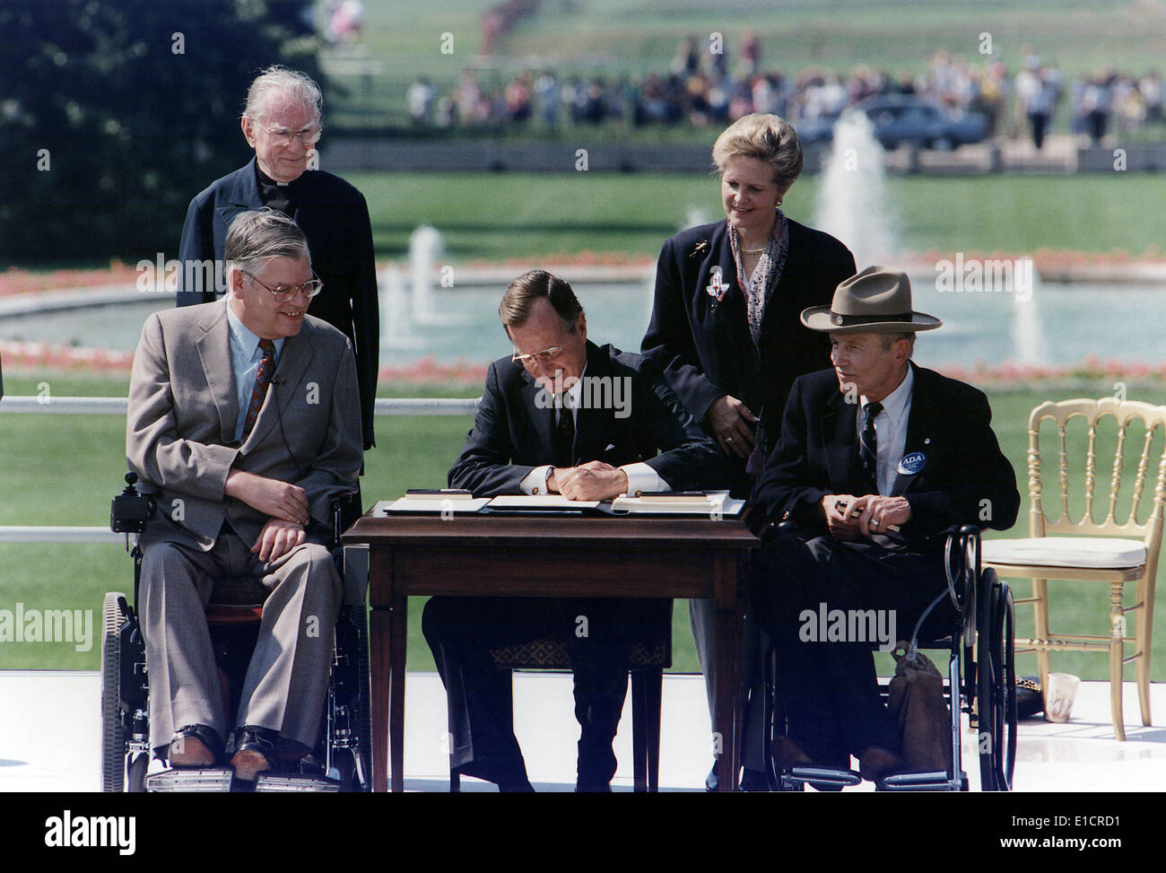 Präsident Bush unterzeichnet in Gesetz des Americans with Disabilities Act von 1990 auf dem South Lawn des weißen Hauses. Washington, Stockfoto