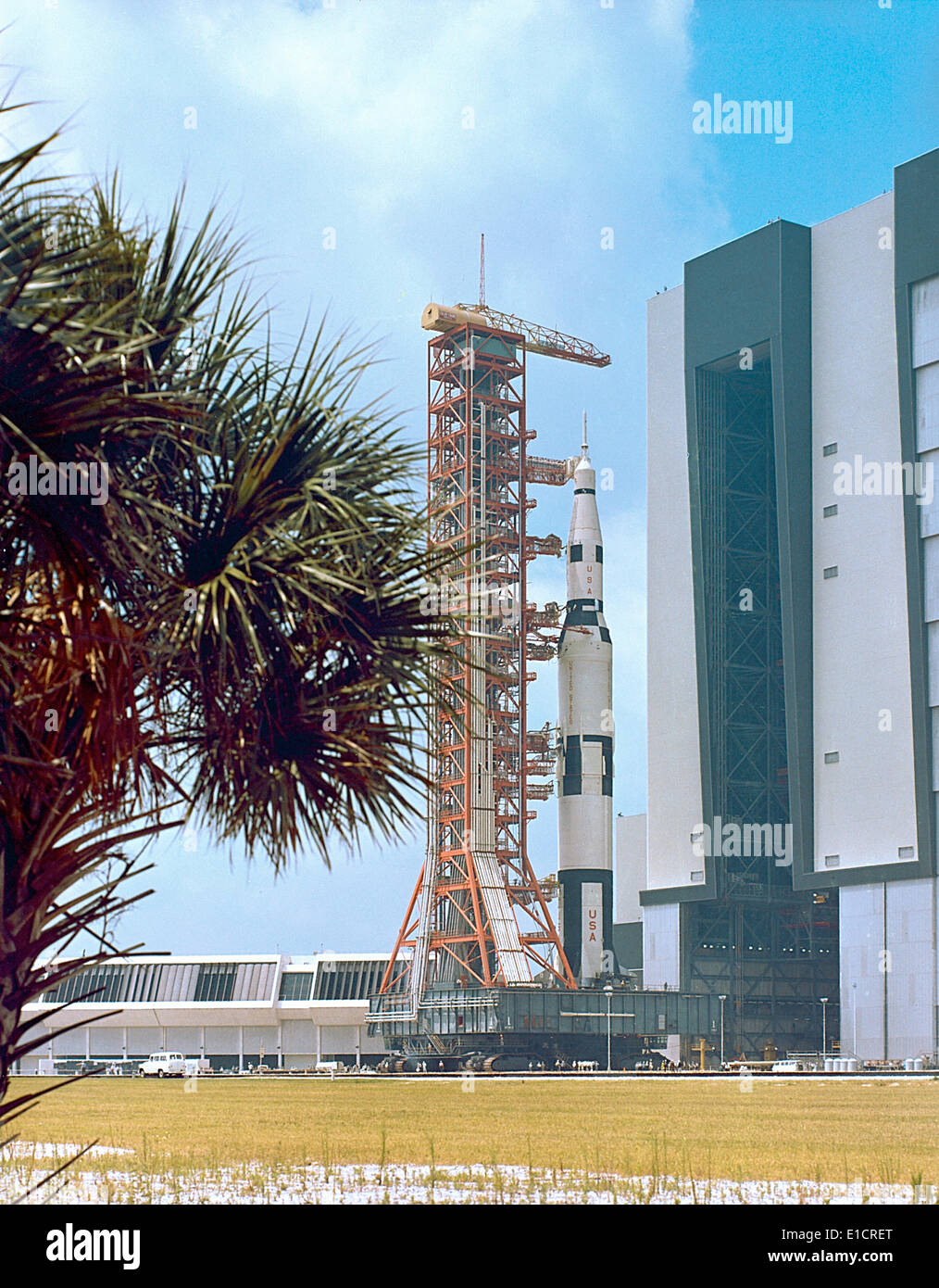Das Testfahrzeug von Apollo Saturn V 500F. Einrichtungen rollt nach Durchführung der VAB stapelnde Operationen aus der VAB auf dem Weg zur Stockfoto