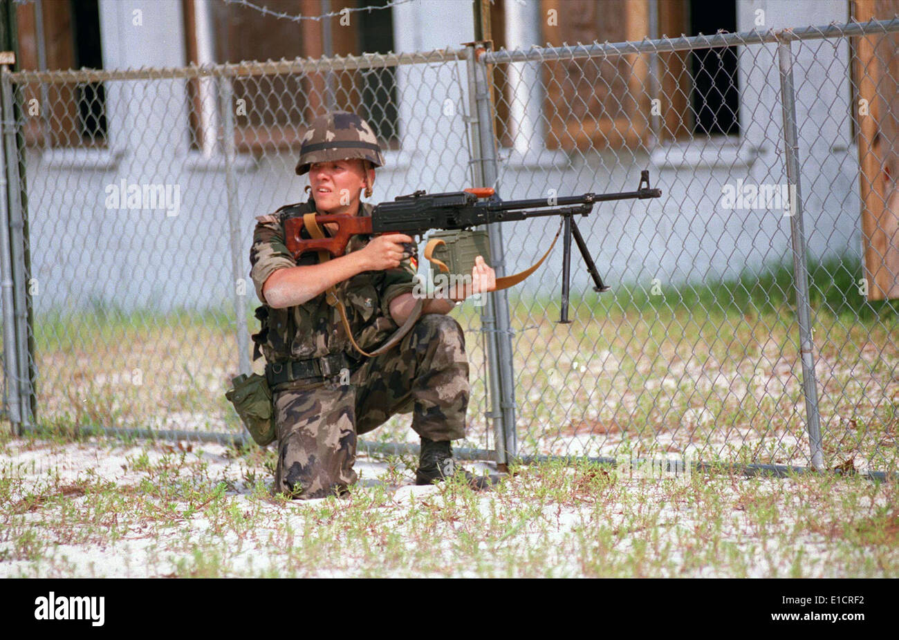 Ein ungarischer Soldat patrouilliert die Zaunleitung, bewaffnet mit einem Maschinengewehr 7,62 mm PK Kalaschnikow. 1996 Stockfoto