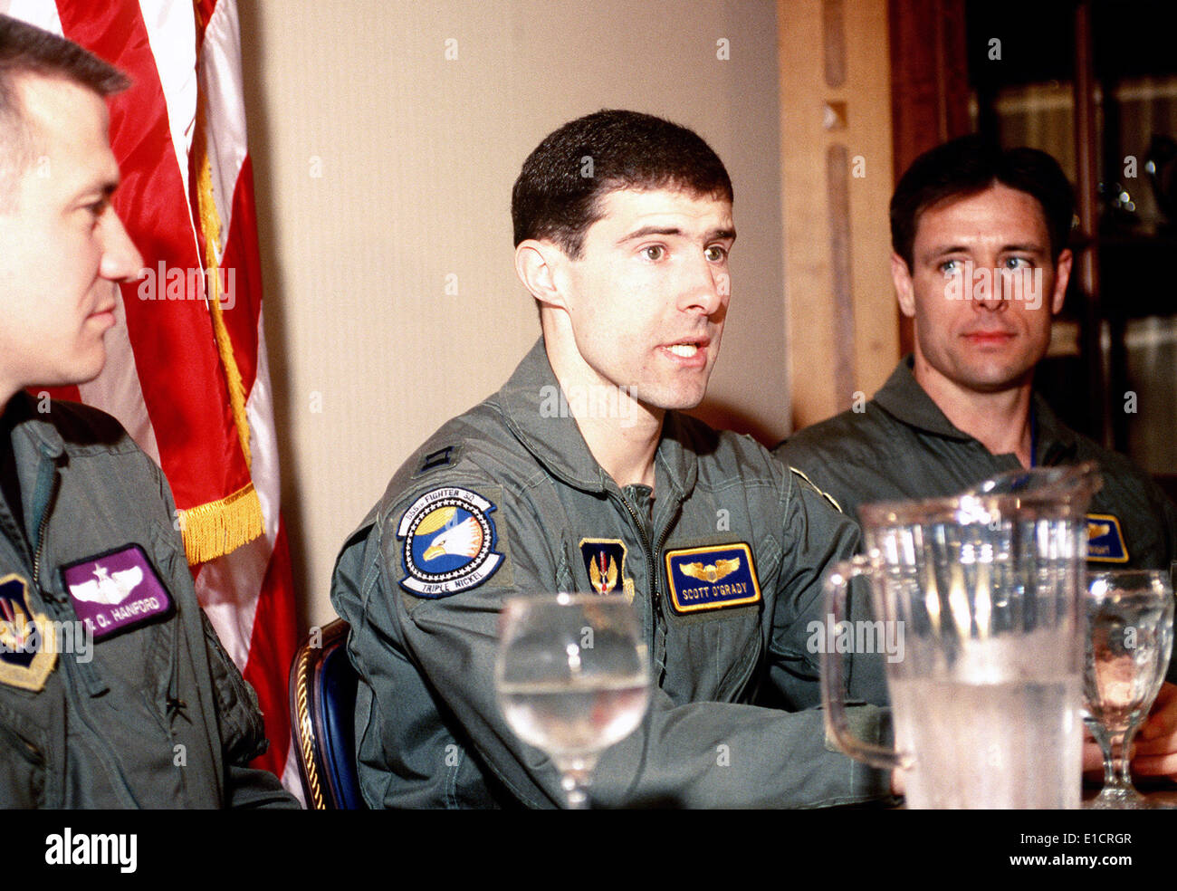 US Air Force Kapitäne T.O. Hanford (l), Scott F. O'Grady (c) und Bob Wright (r) zu sprechen, auf einer Pressekonferenz Capt O'Grady Stockfoto