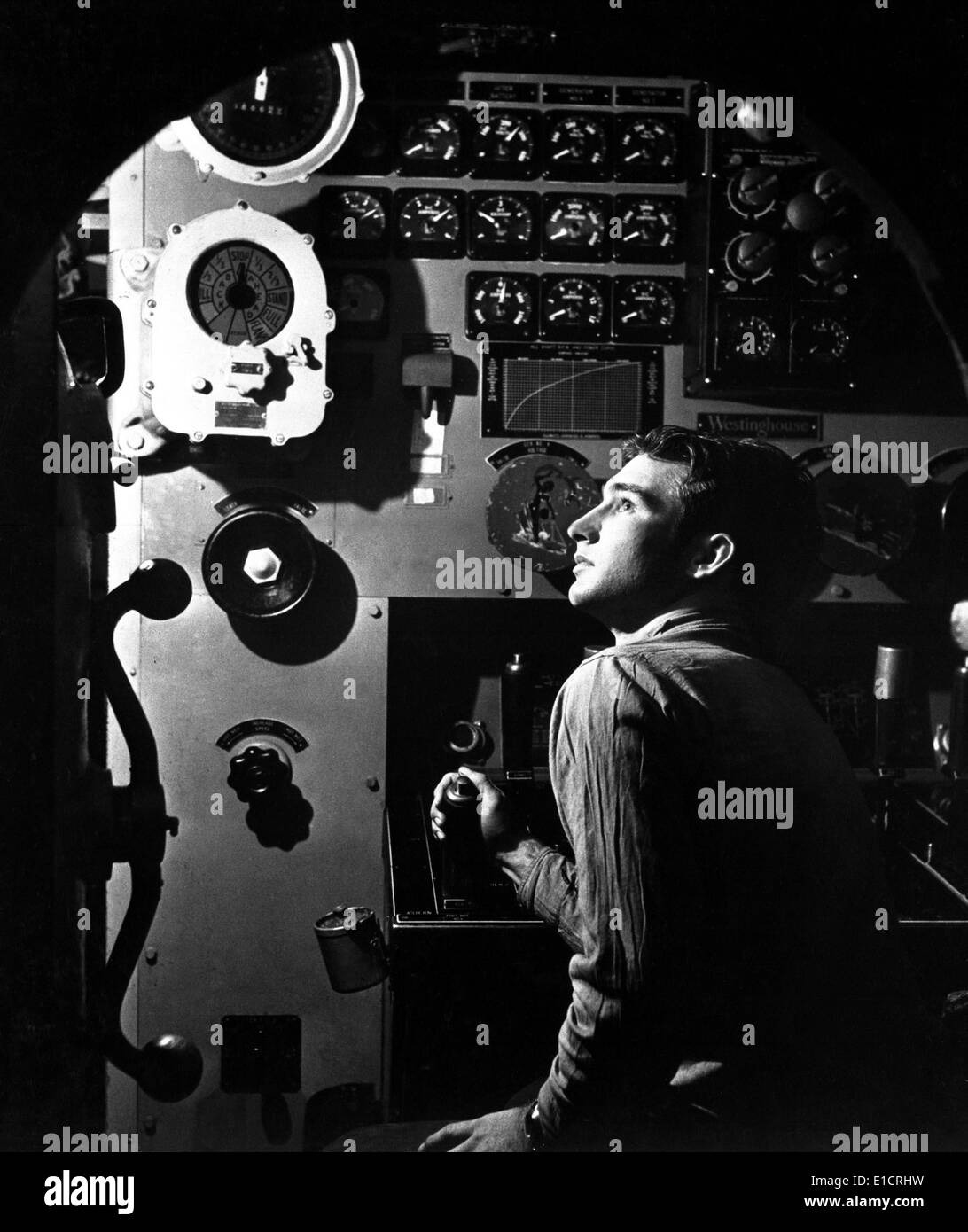 Seemann bei der Arbeit in der elektrischen Maschinenkontrollraum der USS BATFISH auf u-Boot-Krieg Patrouille, Weltkrieg 2, Mai 1945. Stockfoto