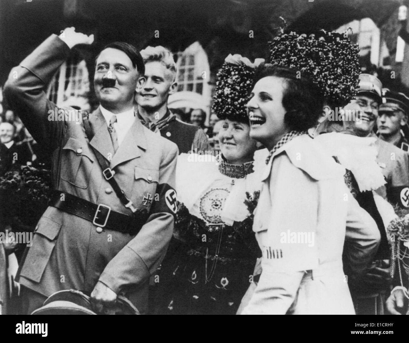 Adolf Hitler mit Filmemacher Leni Riefenstahl am Tag der NSDAP in Nürnberg, 1934. Riefenstahl drehte ihren Film "Triumph des die Stockfoto