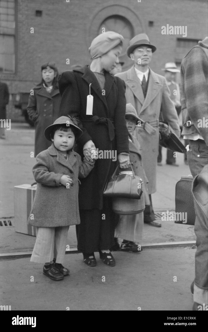 Japanisch-amerikanische Familie Zug in Internierungslager Manzanar zu warten. Weltkrieg 2, April 1942 Foto von Russell Stockfoto