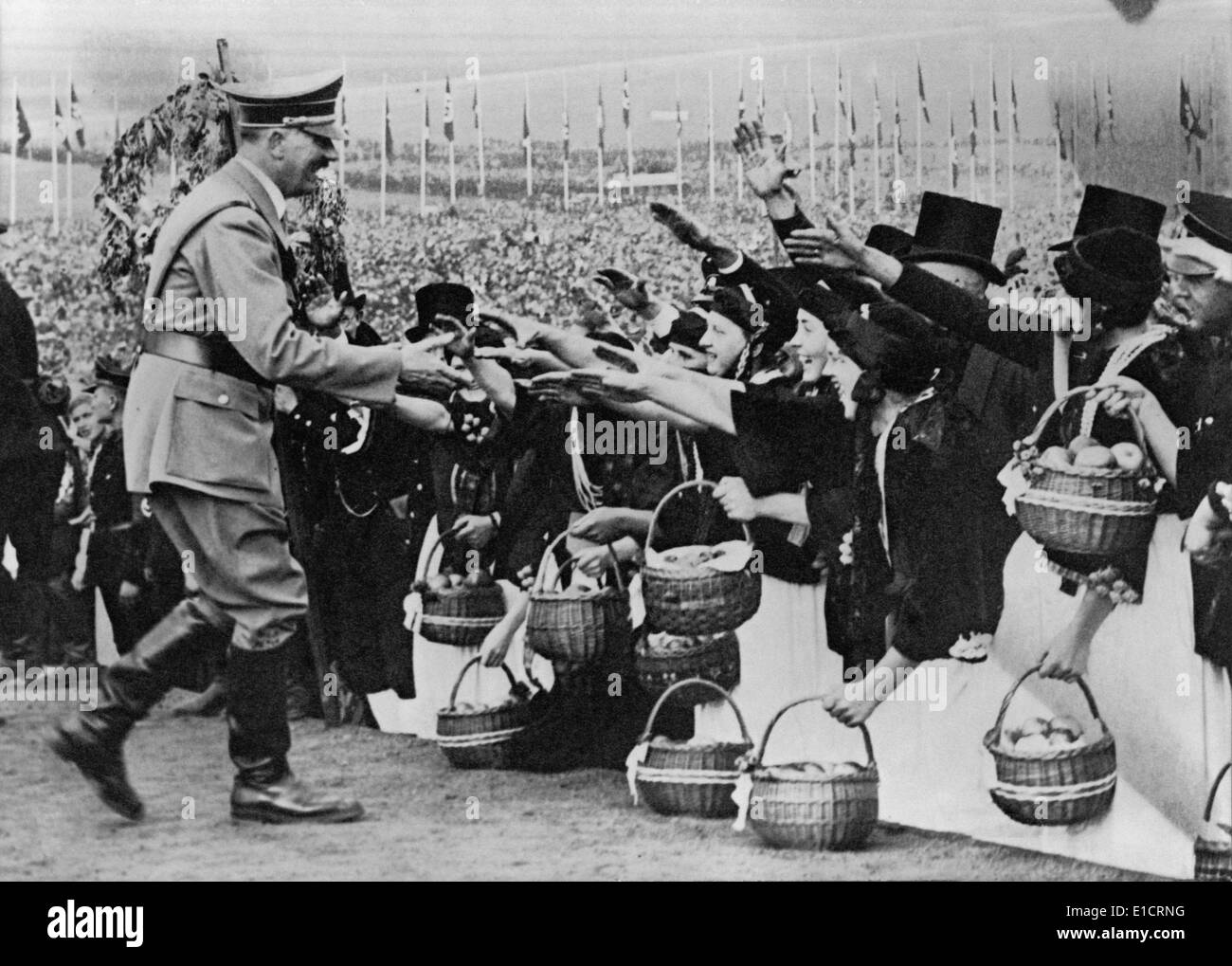 Adolf Hitler Gruß Bauern während des deutschen ernten Erntedankfest. Das Erntedankfest war ein wichtiger Bestandteil des Stockfoto