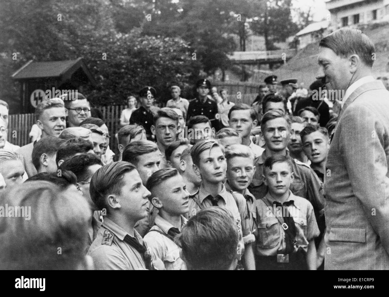 Adolf Hitler trifft mit jungen der Hitler-Jugend (HJ). Obersalzberg, Bayern. Ca. 1937. (BSLOC 2013 11 24) Stockfoto