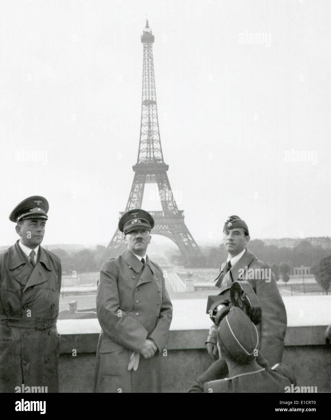 Adolf Hitler, flankiert von Albert Speer und Arno Breker, vor dem Eiffelturm, Paris. 2. Weltkrieg, 23. Juni 1940. Stockfoto