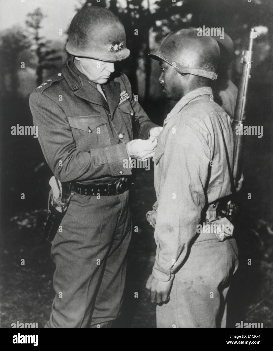 General George Patton, Stifte der Silver Star auf Private Ernest A. Jenkins. African American Jenkins von NYC wurde geehrt für "seine Stockfoto