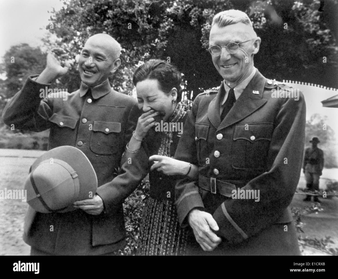 Allgemeine und Madame Chiang Kai-Shek mit General Joseph Stilwell nach dem Doolittle Raid auf Japan. 19. April 1942. Stockfoto