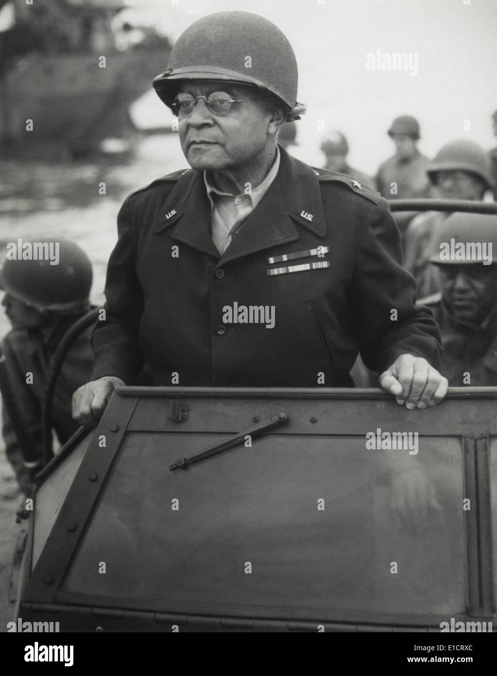 General Benjamin O. Davis Uhren eine Signal Corps-Crew, die Errichtung von Polen, in Frankreich, 8. August 1944. Davis war der erste Stockfoto