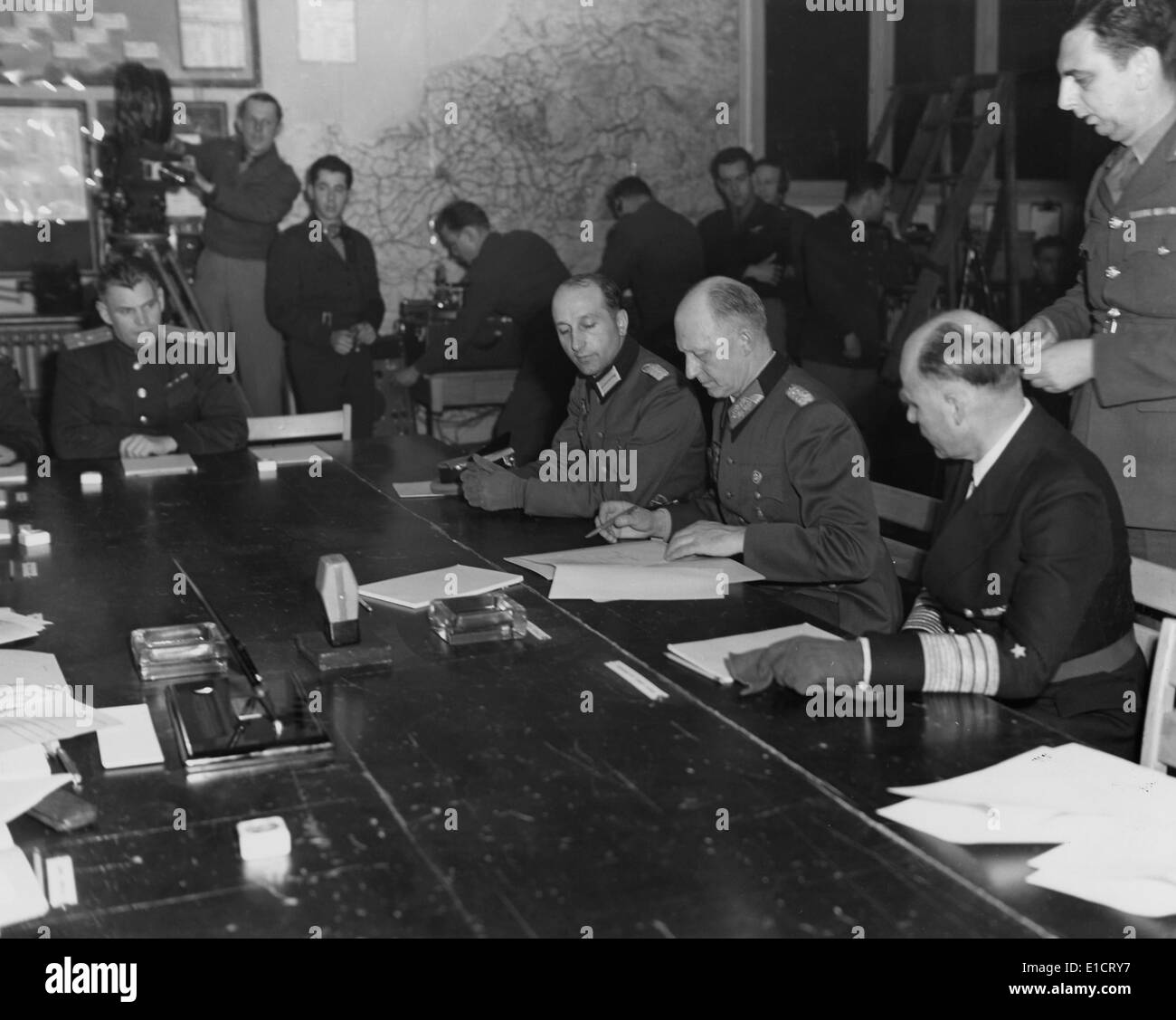 Der deutsche General Gustaf Jodl unterzeichnet die bedingungslose Kapitulation Dokument. Jodl links ist deutscher Admiral Von Friedeburg; bei Stockfoto
