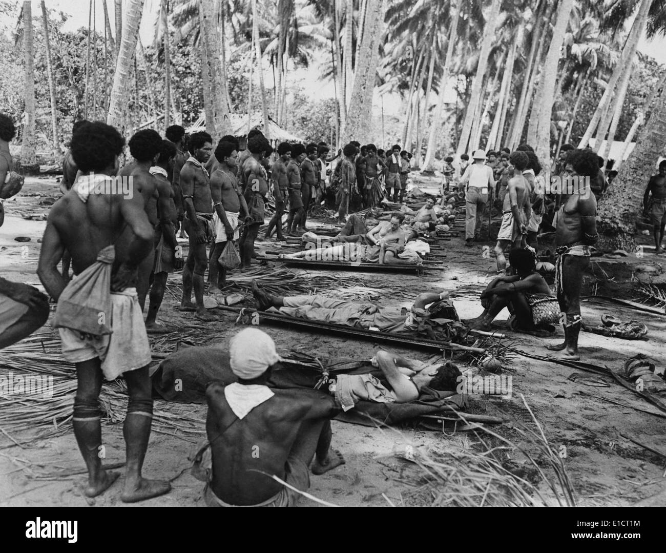 New Guinea native Bahre Träger anhalten in den Transport der amerikanischen verwundet. Ruhen sie sich selbst und die Soldaten in der Stockfoto