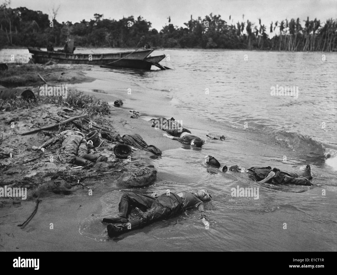 Toten japanischen Soldaten und ihre zerstörten Landung Schiff auf dem Strand der Buna Mission. Neu-Guinea. März 1943. Stockfoto