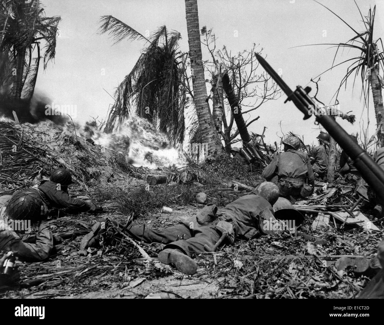 US-Marines verwenden Flammenwerfer gegen eine japanische Blockhaus auf Kwajalein Insel, 4. Februar 1944. Jeden Feind Soldaten, die Stockfoto