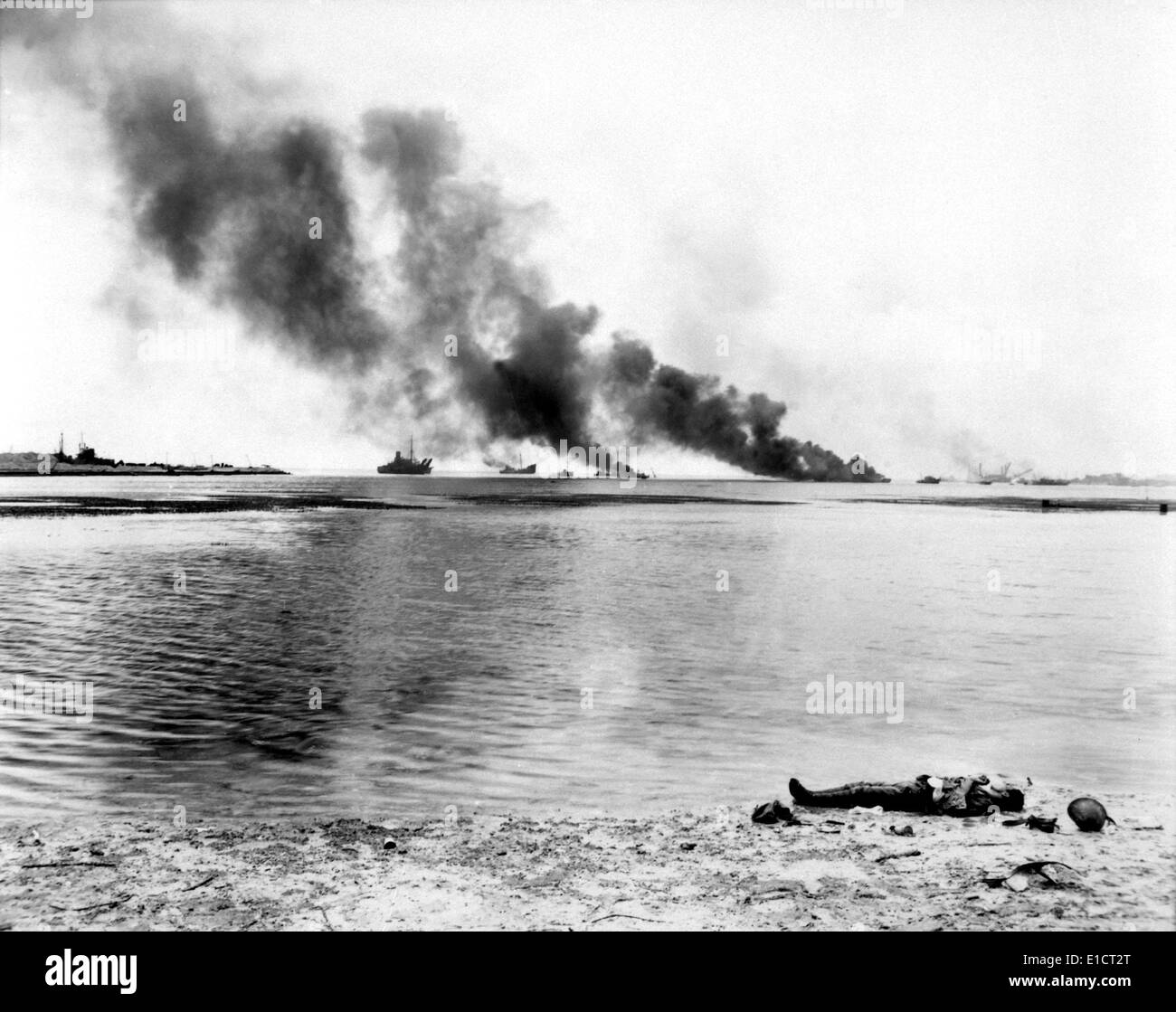 Toten japanischen Soldaten im Hafen von Tanapag auf Saipan. Er gehörte zu einer Gruppe, die die Insel mit dem Boot zu entkommen versucht. 5. Juli 1944. Stockfoto