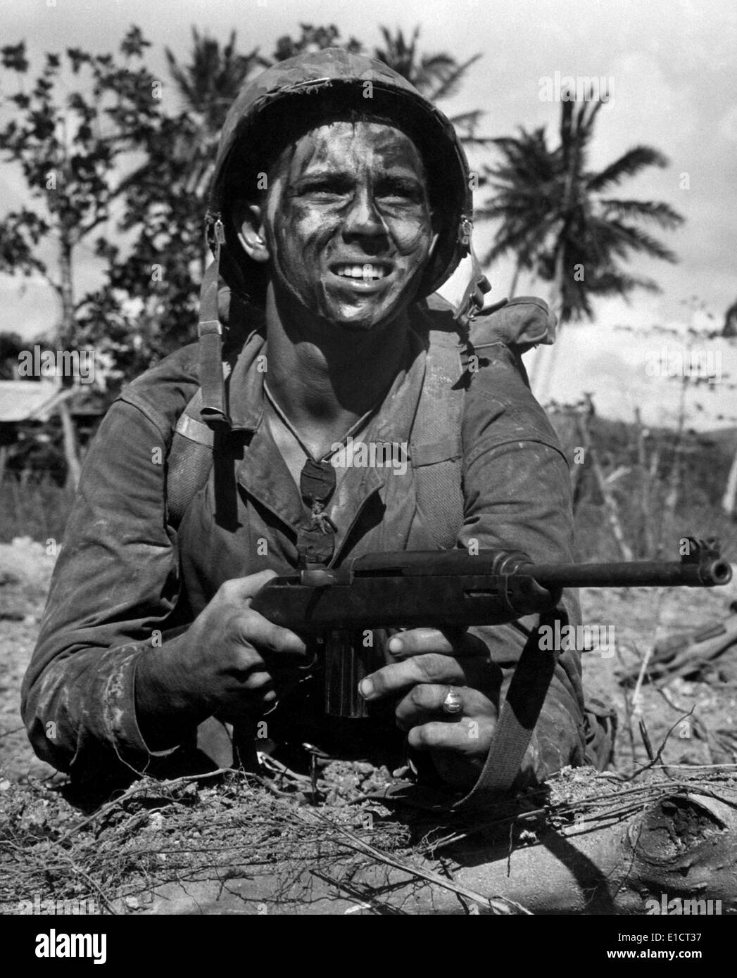 Eine Marine wartet auf das Signal zum gehen in die Schlacht um Guam von japanischen Truppen zurückzuerobern. Juli 1944. (BSLOC 2013-12 218) Stockfoto