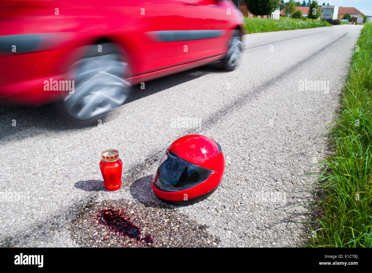 Ein Unfall mit einem Motorrad. Verkehr Unfall und Skid Marks unterwegs. Repräsentatives Foto. Stockfoto