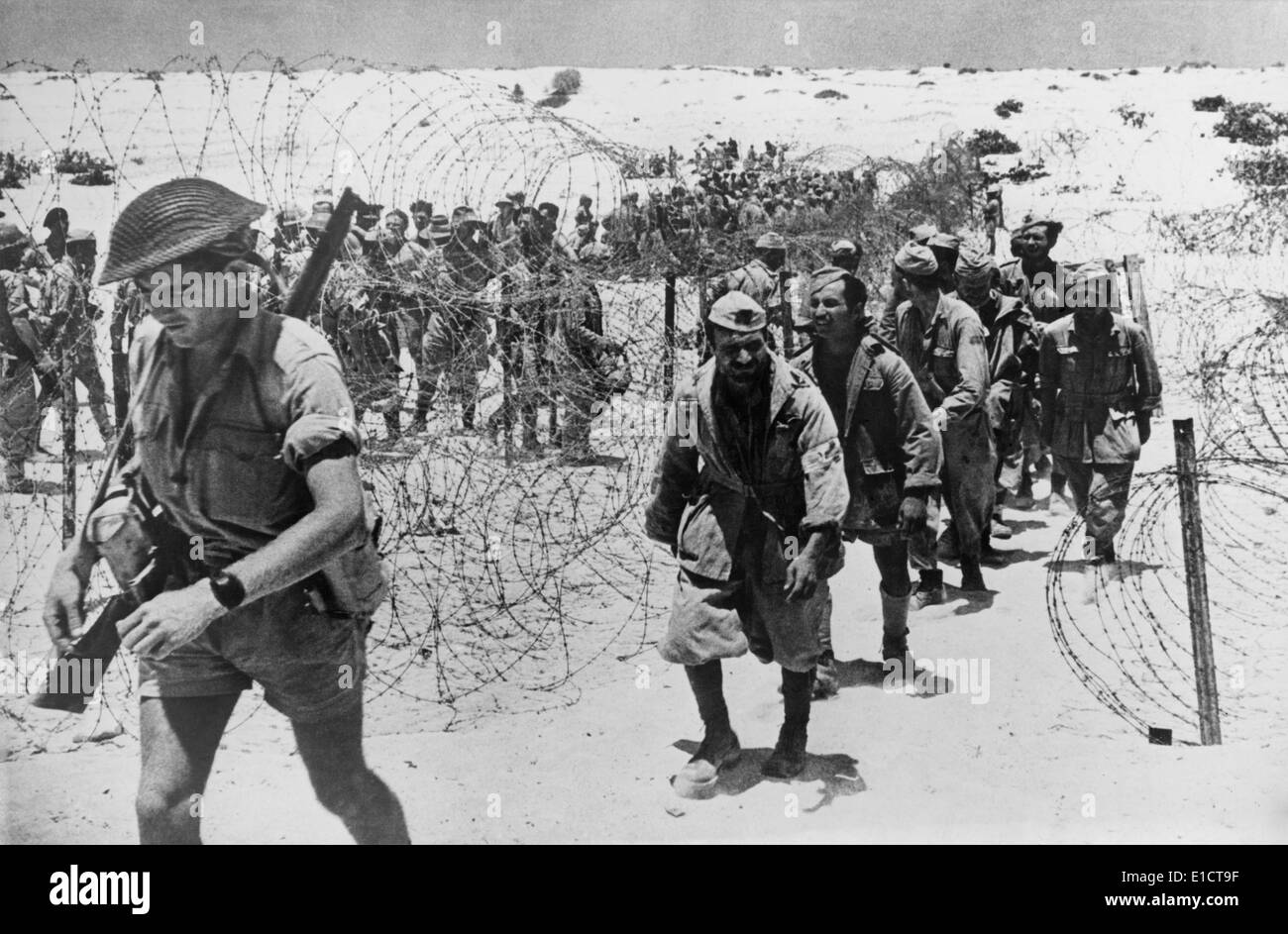 Italienische und deutsche Kriegsgefangene in El Alamein, Ägypten erfasst. Das sind Eintritt in den "Käfig" ihre Wache vorangestellt. Ca. Stockfoto