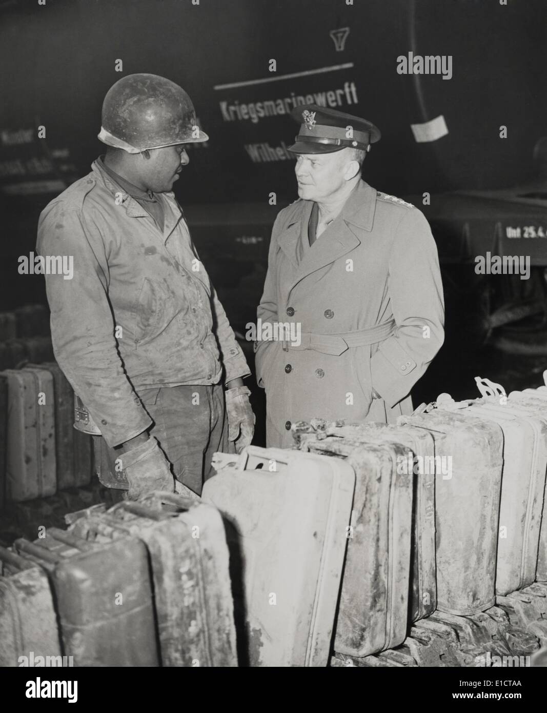 General Dwight Eisenhower spricht mit afrikanischen amerikanischen Private Edward Clay. Clay ist in einen Gas-Dump auf der westlichen stationiert. Stockfoto