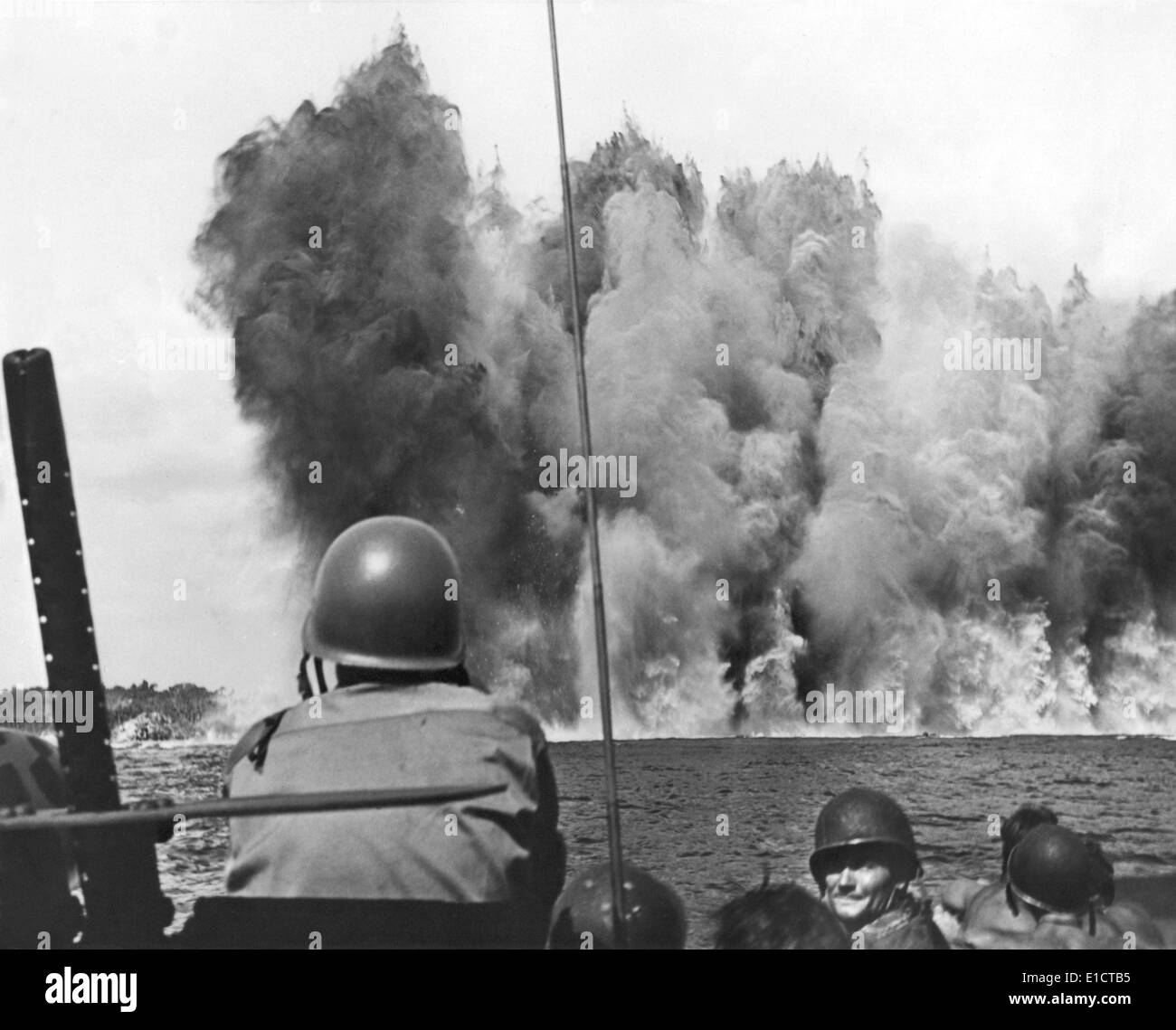 Eine massive Wand steigt aus dem Wasser der Peleliu von Underwater Demolition Team operiert. Die Explosion von 8.000 Pfund von Stockfoto