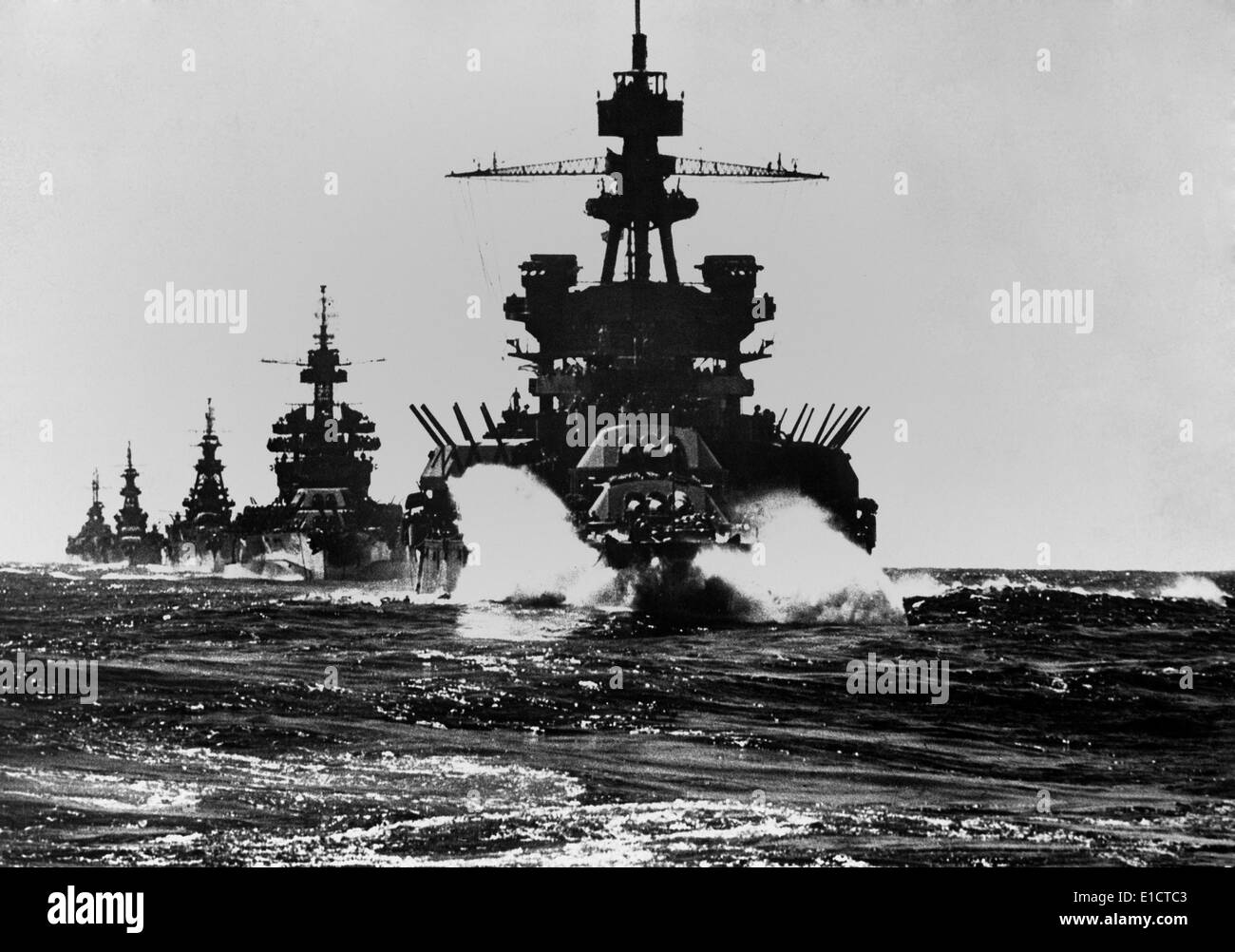 Schlachtschiff USS Pennsylvania folgt drei Kreuzer. Sie betreten den Lingayen Golf zur Unterstützung der US-Invasion von Luzon Stockfoto