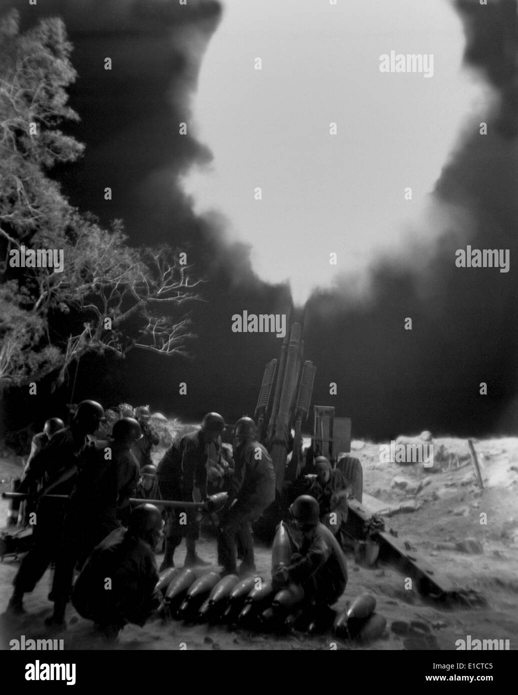US-Artillerie-Granaten japanische Artilleriestellungen im Balete Durchlauf, Luzon, Philippinen. 19. April 1945. Dem 2. Weltkrieg. Stockfoto